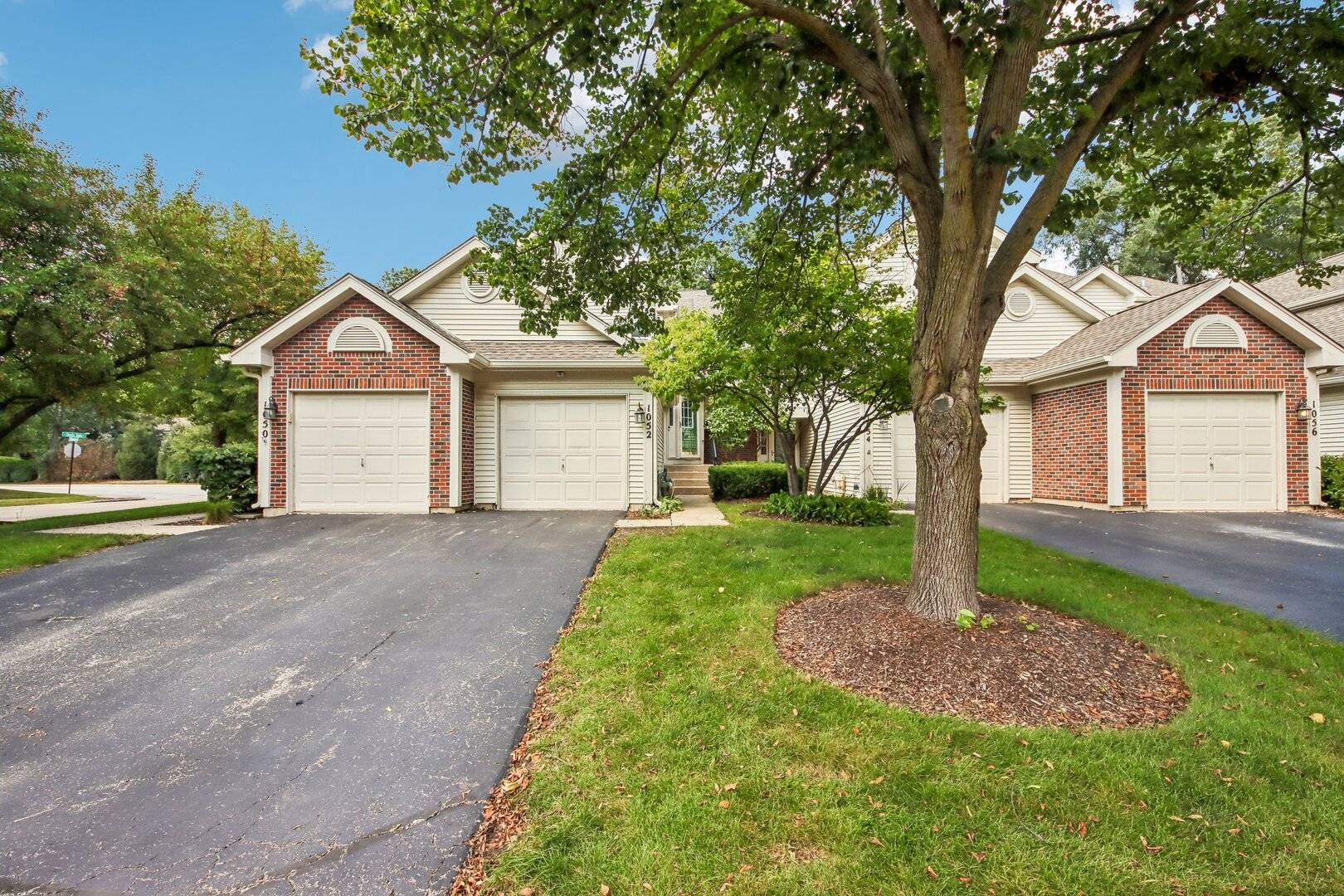 1052 Woodhill CT, Elgin, IL 60120