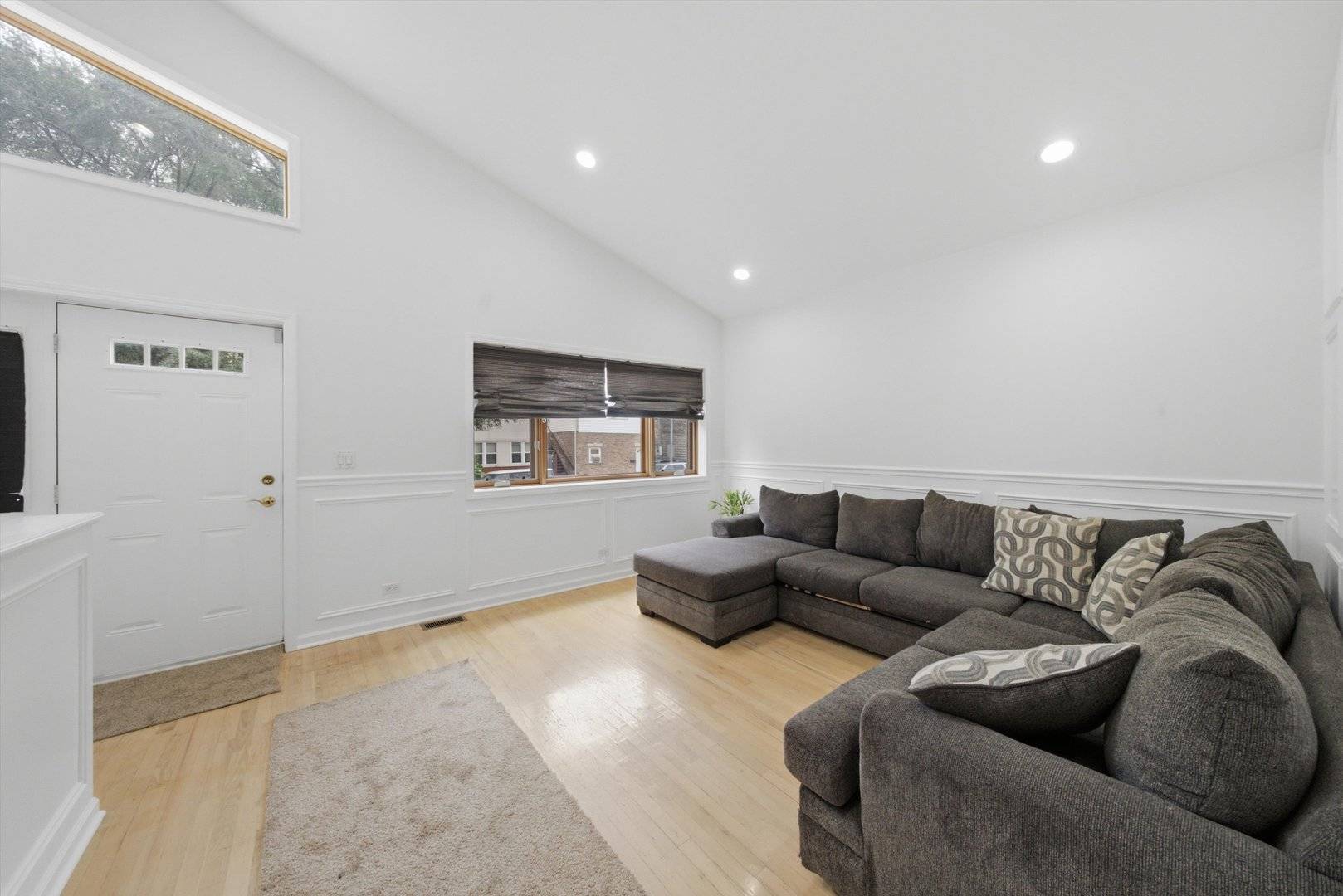 4550 S Mcdowell AVE, Chicago, IL 60609