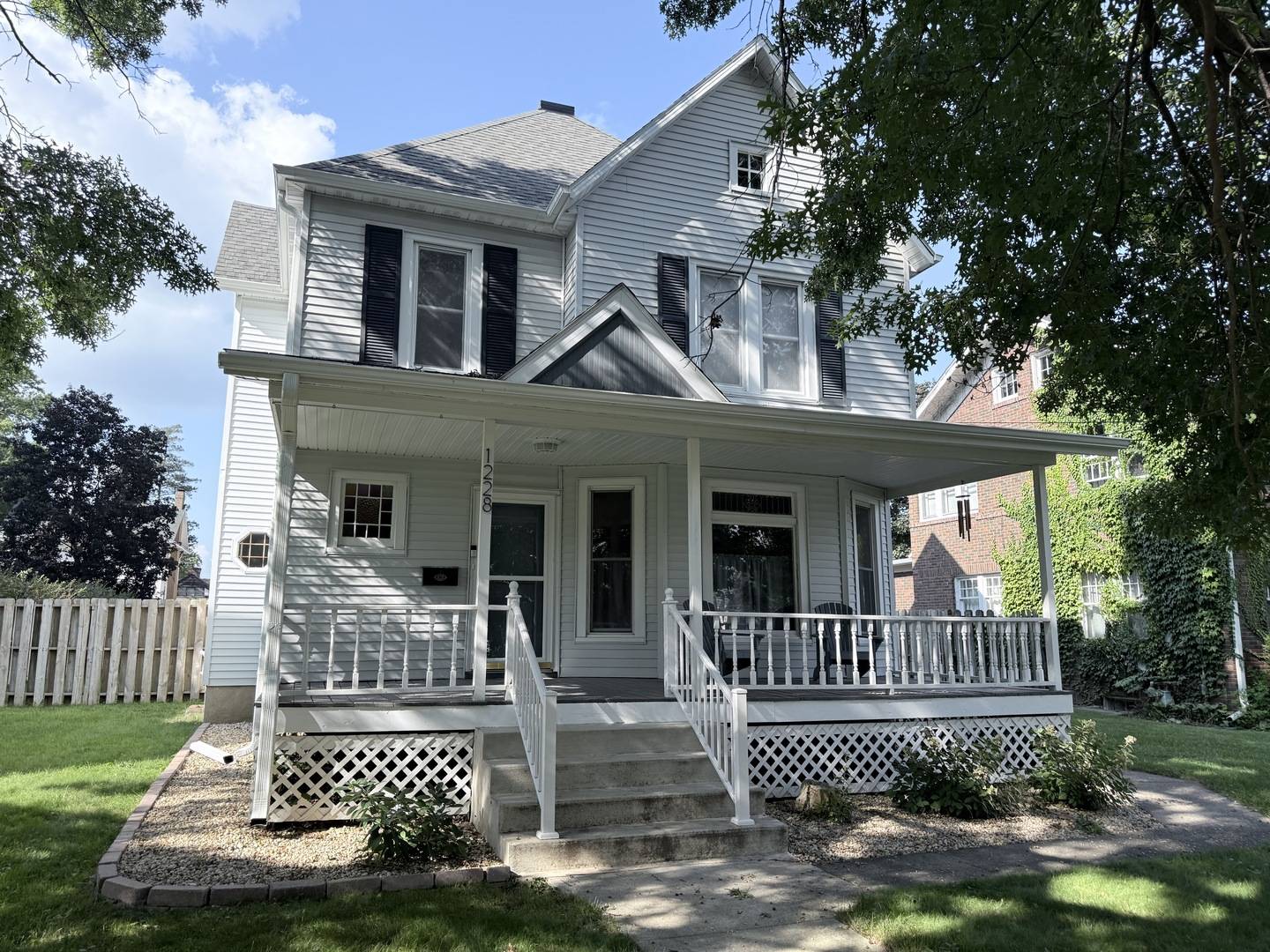 1228 W Lincoln BLVD, Freeport, IL 61032