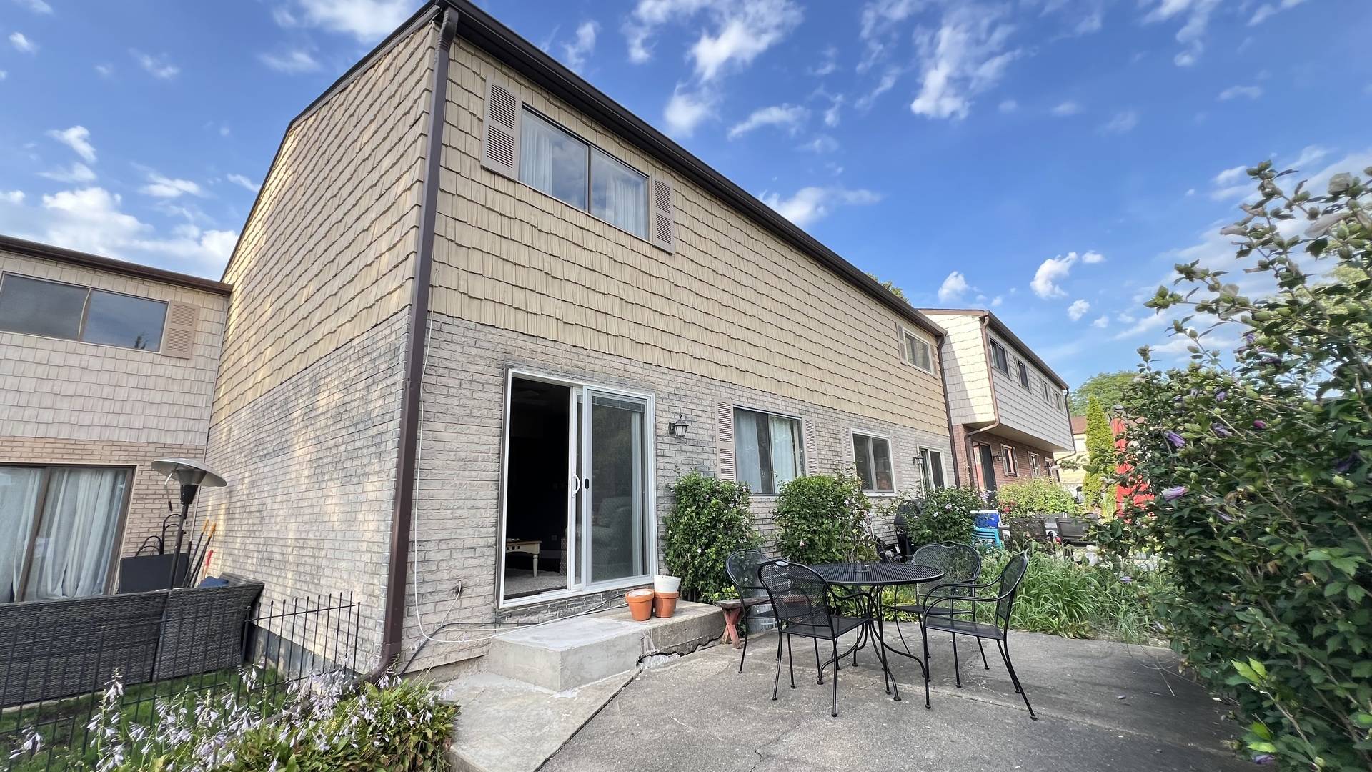 1777 Shoshonee TRL, Wheeling, IL 60090