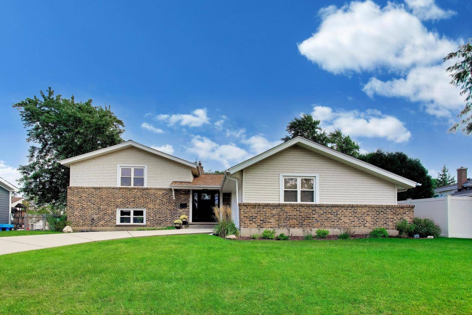 2307 N Kennicott DR, Arlington Heights, IL 60004
