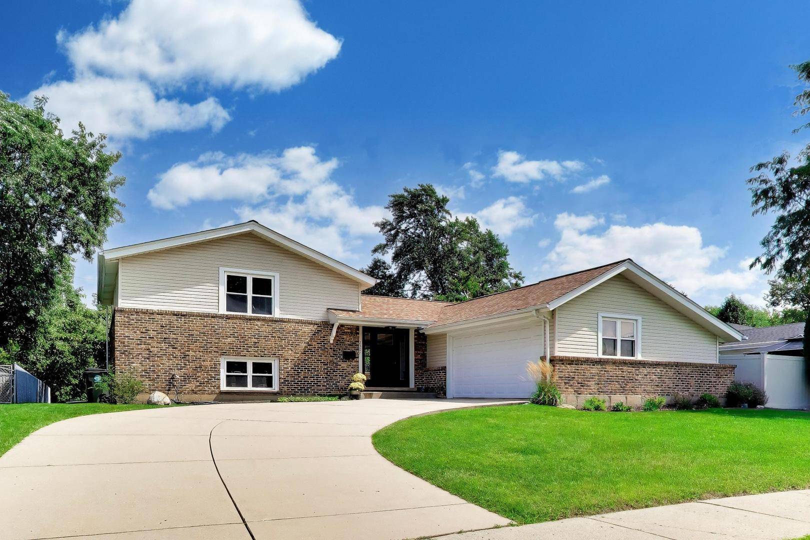 2307 N Kennicott DR, Arlington Heights, IL 60004