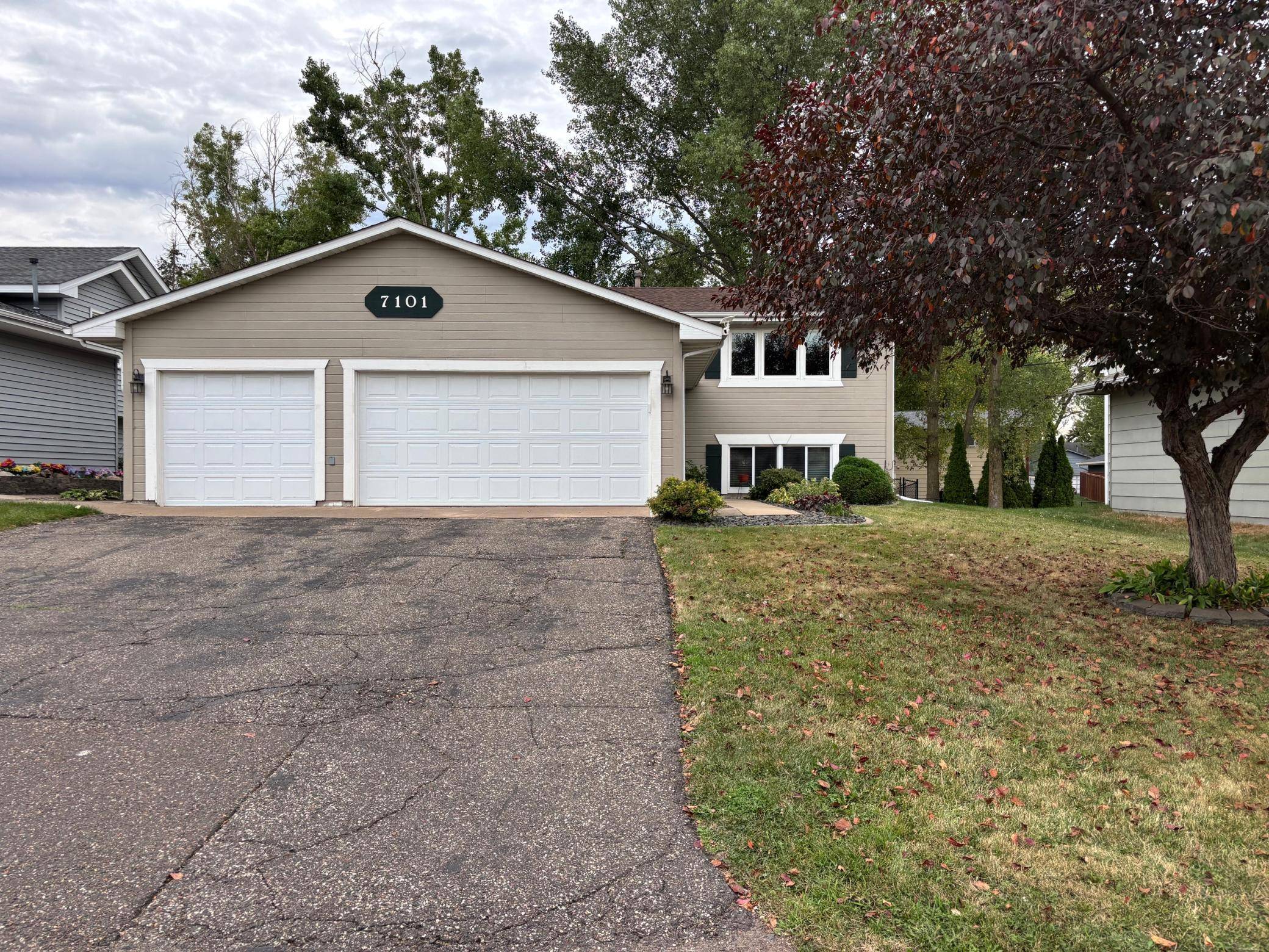 7101 Upper 17th ST N, Oakdale, MN 55128