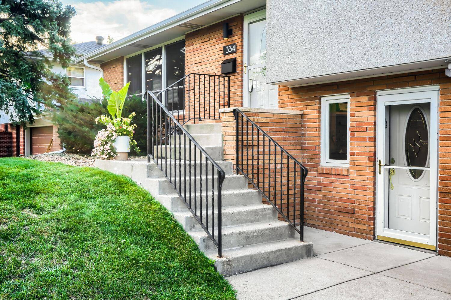 334 Edith DR, West Saint Paul, MN 55118
