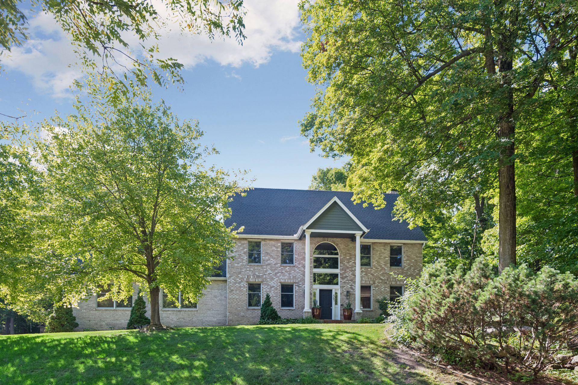 561 Bighorn DR, Chanhassen, MN 55317