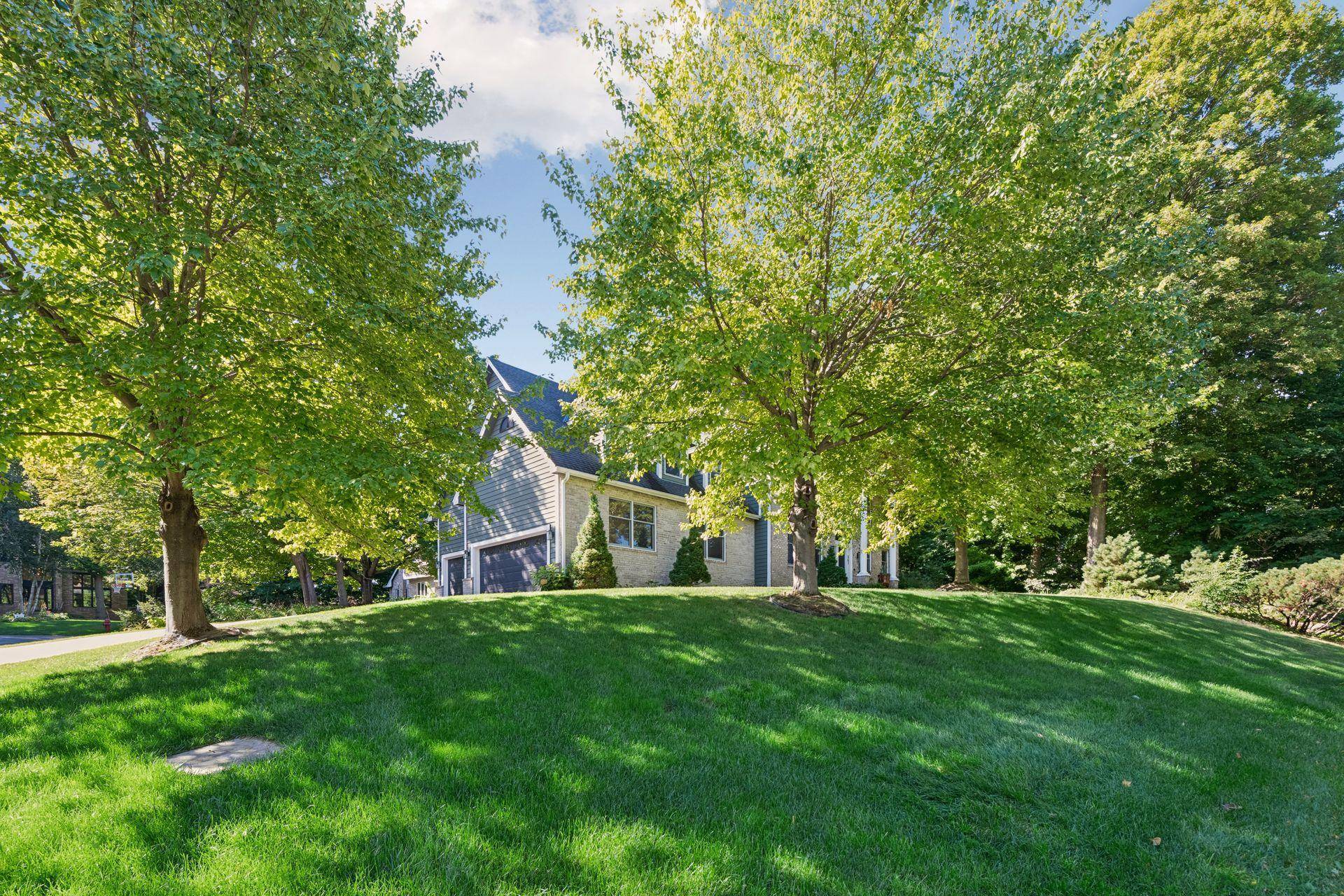 561 Bighorn DR, Chanhassen, MN 55317