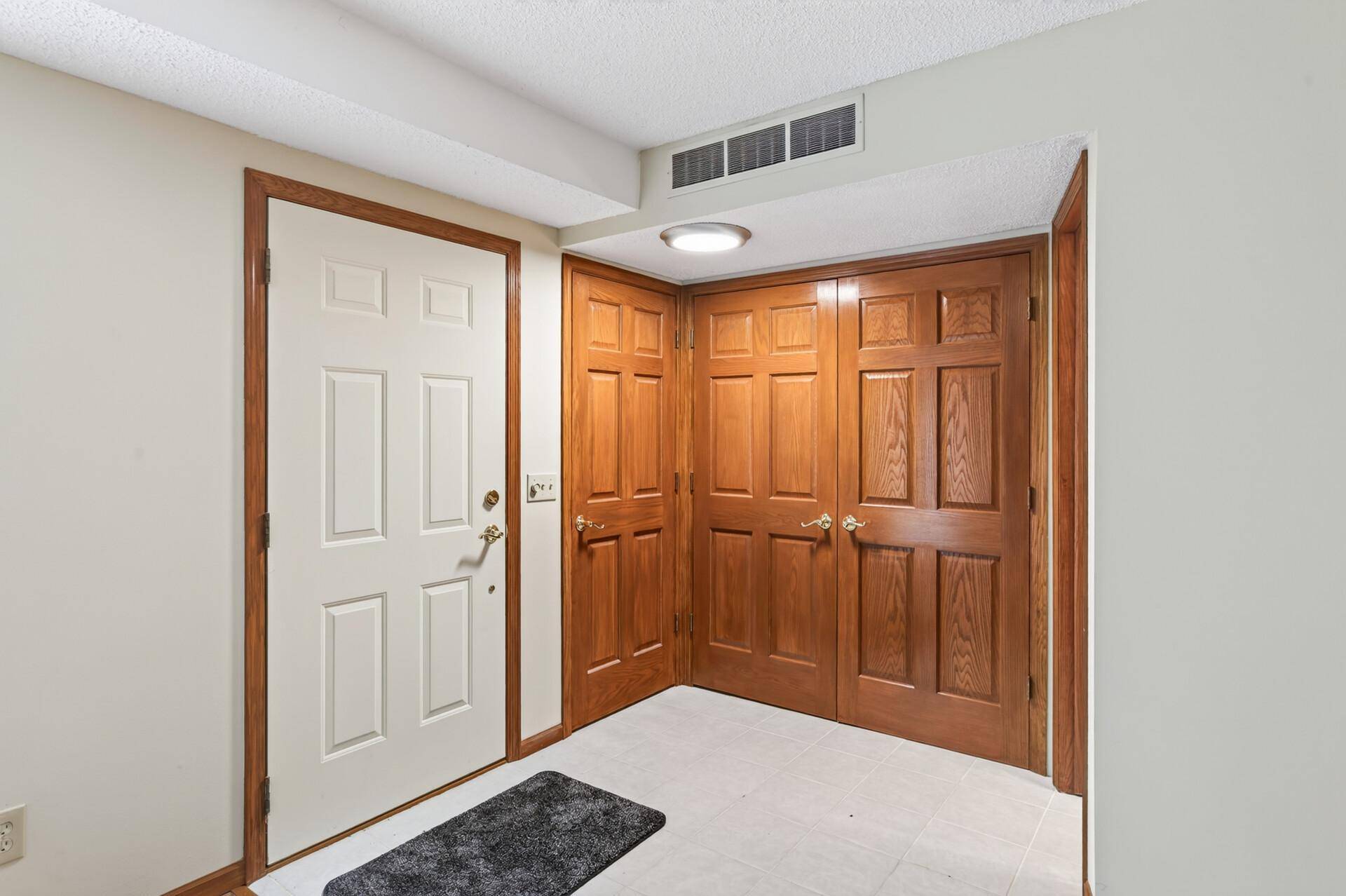 18661 Clear View CT, Minnetonka, MN 55345
