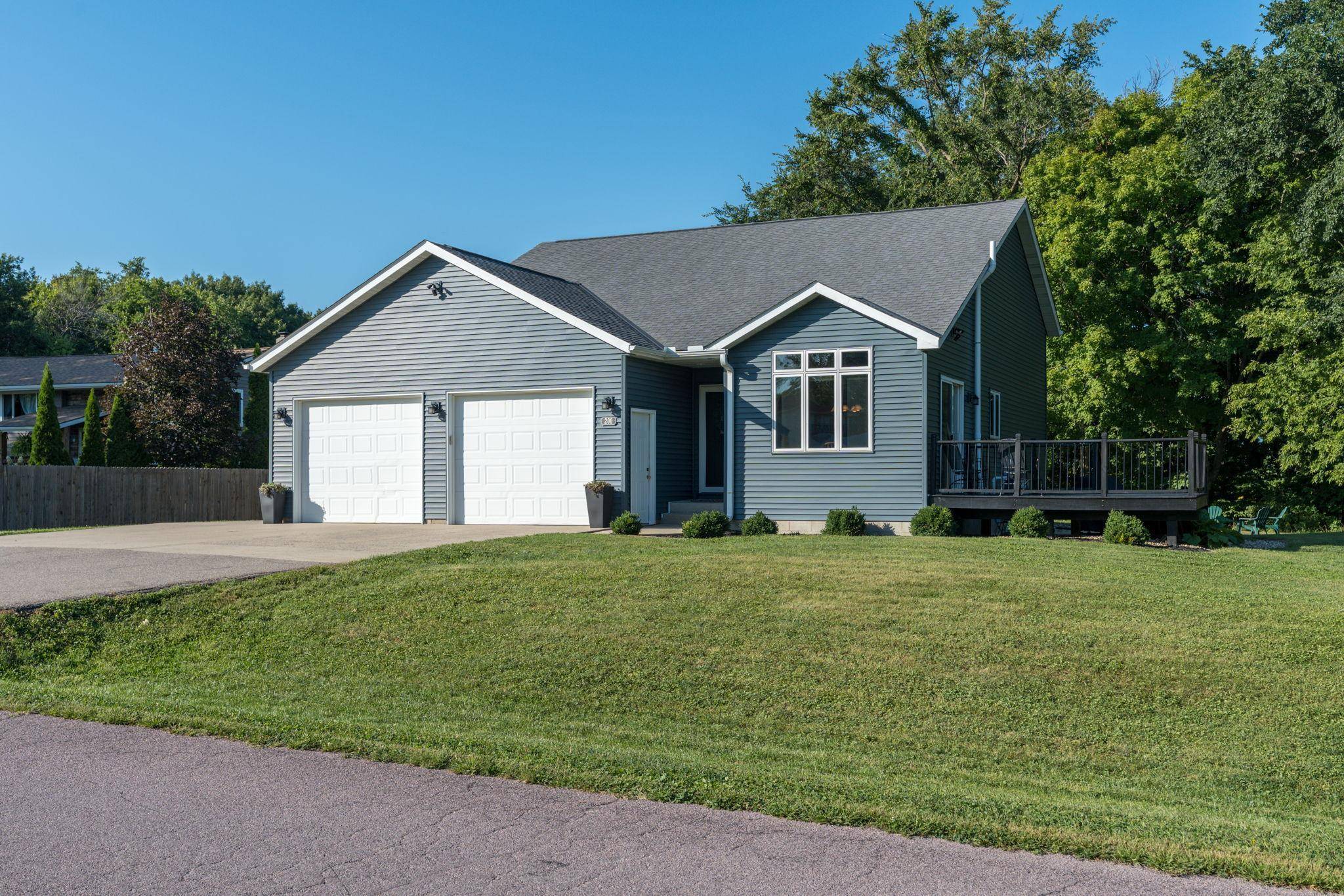 200 Mapleridge DR, Mankato, MN 56001