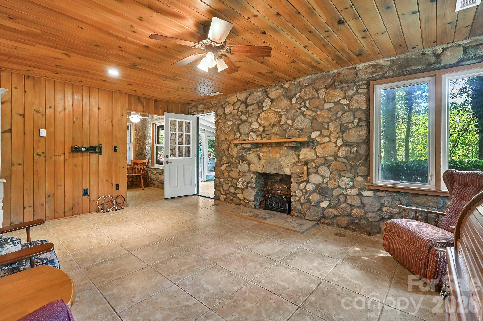 26 Candler School RD, Candler, NC 28715