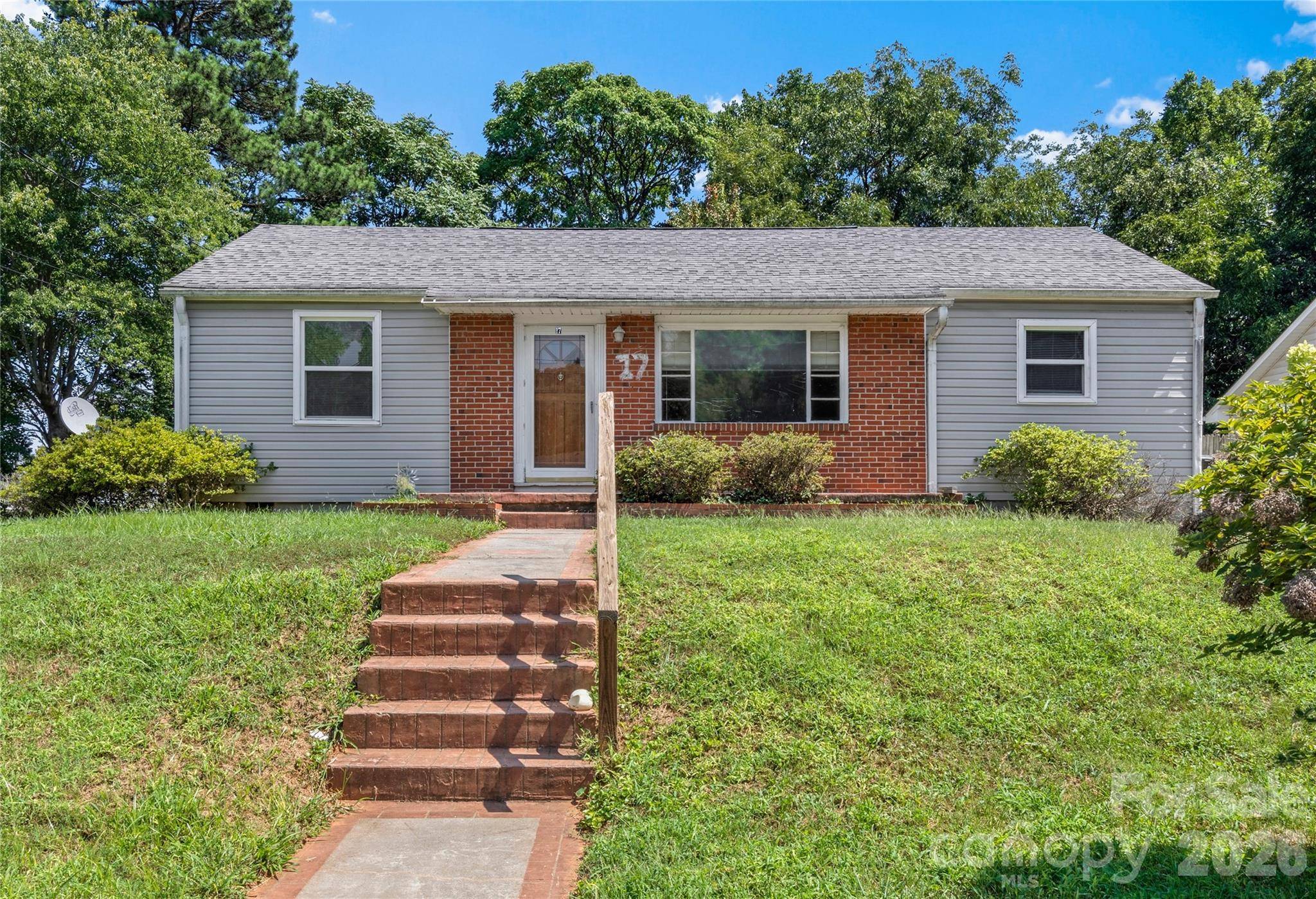 17 Edgewood View LN, Winston Salem, NC 27127
