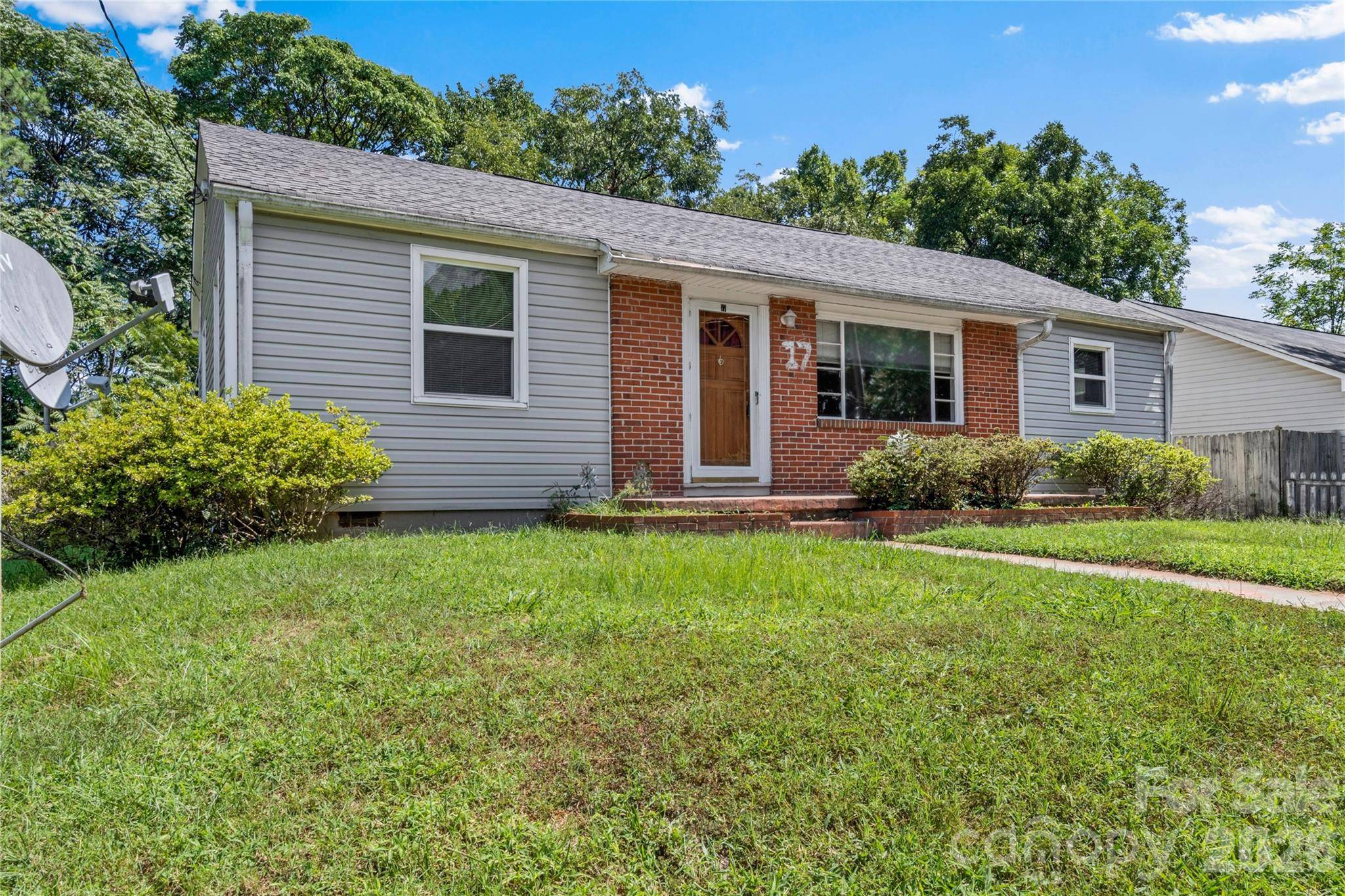 17 Edgewood View LN, Winston Salem, NC 27127