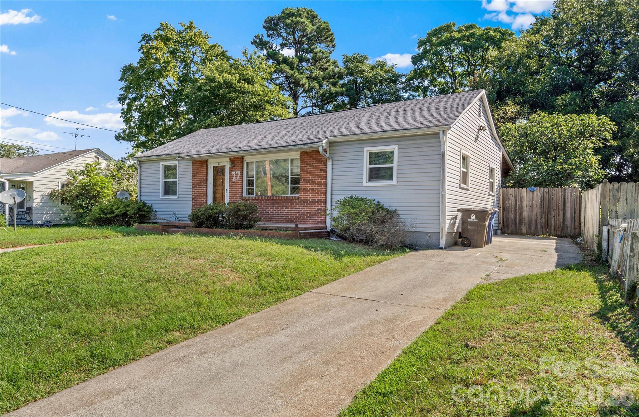 17 Edgewood View LN, Winston Salem, NC 27127