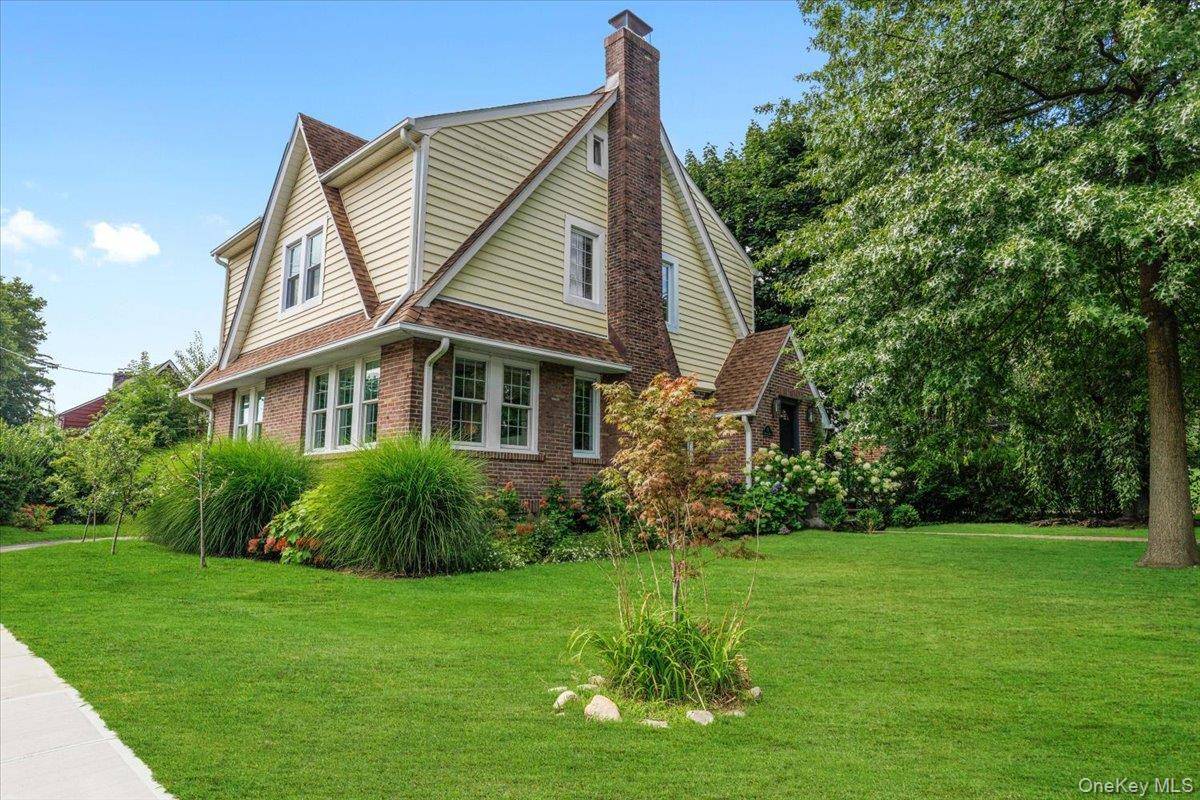15 Parkview CT, White Plains, NY 10603