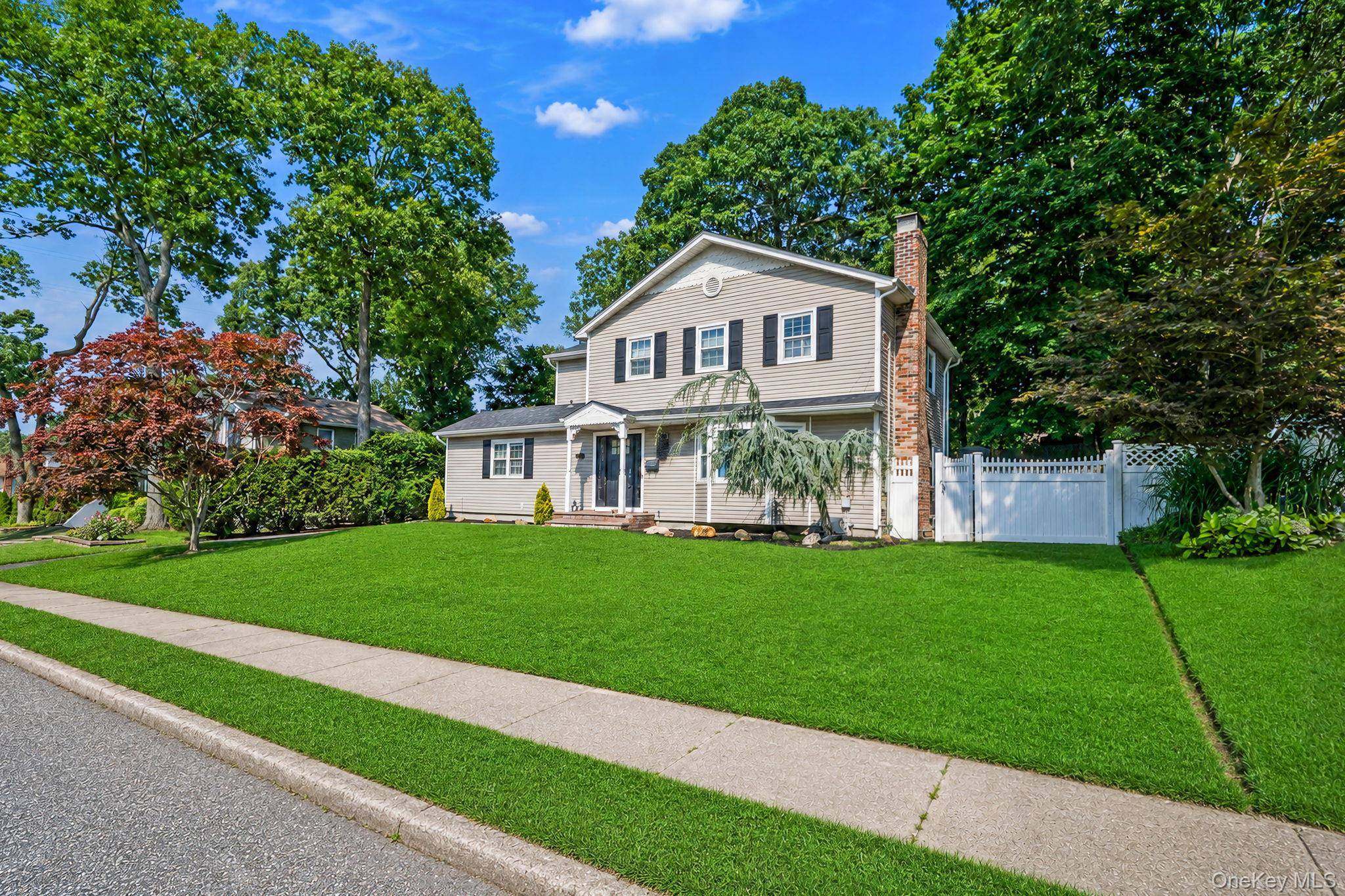 15 Jamar LN, Lake Ronkonkoma, NY 11779