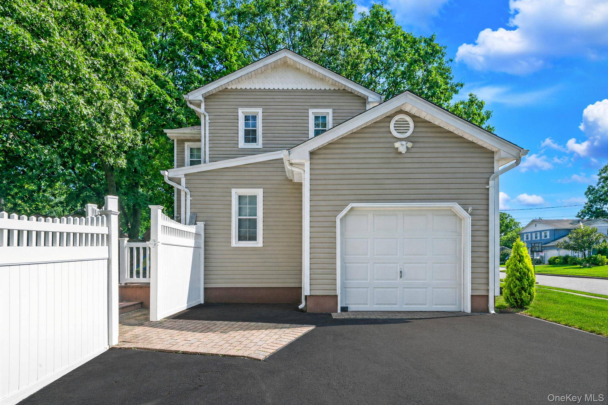 15 Jamar LN, Lake Ronkonkoma, NY 11779