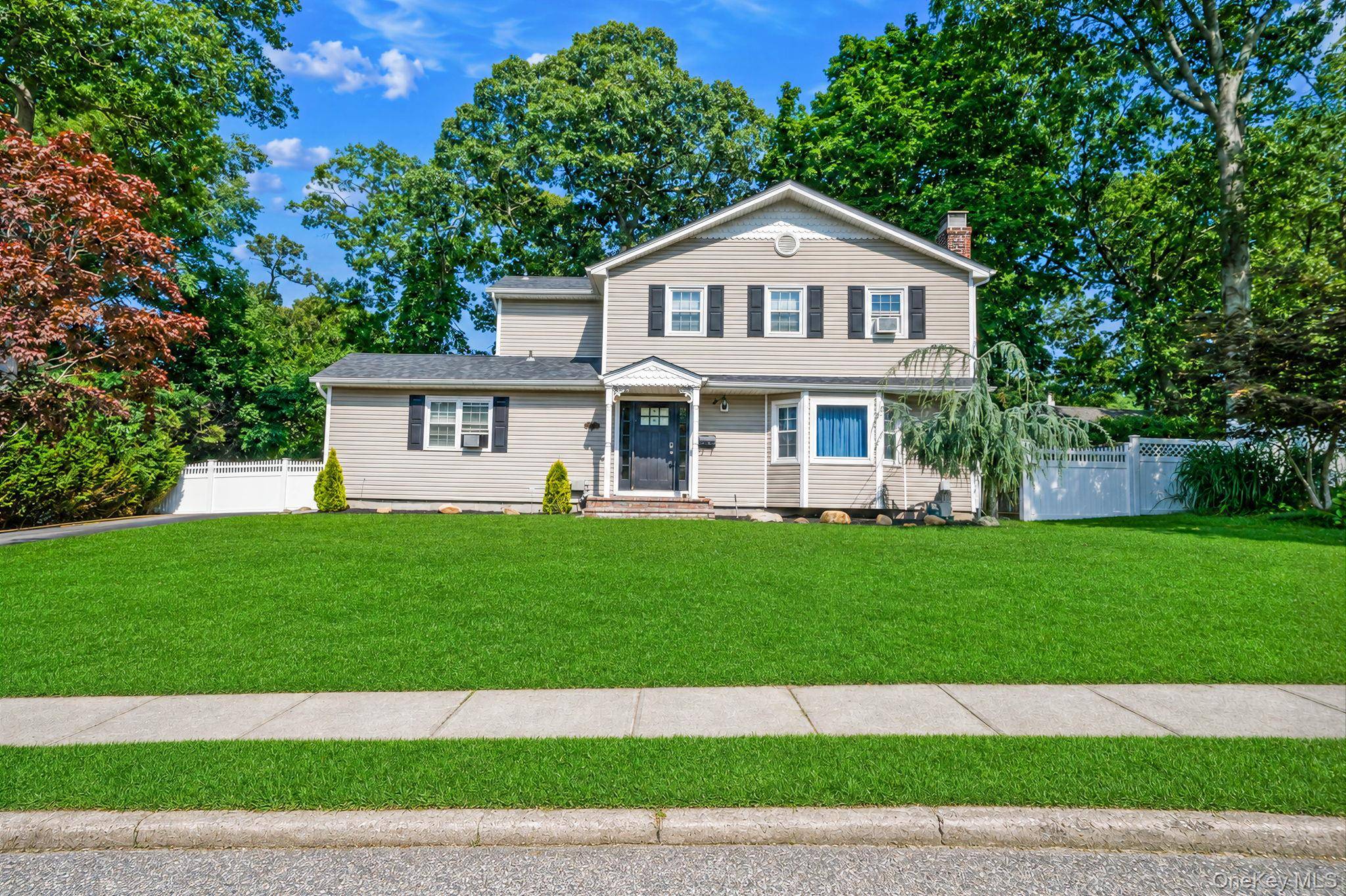 15 Jamar LN, Lake Ronkonkoma, NY 11779