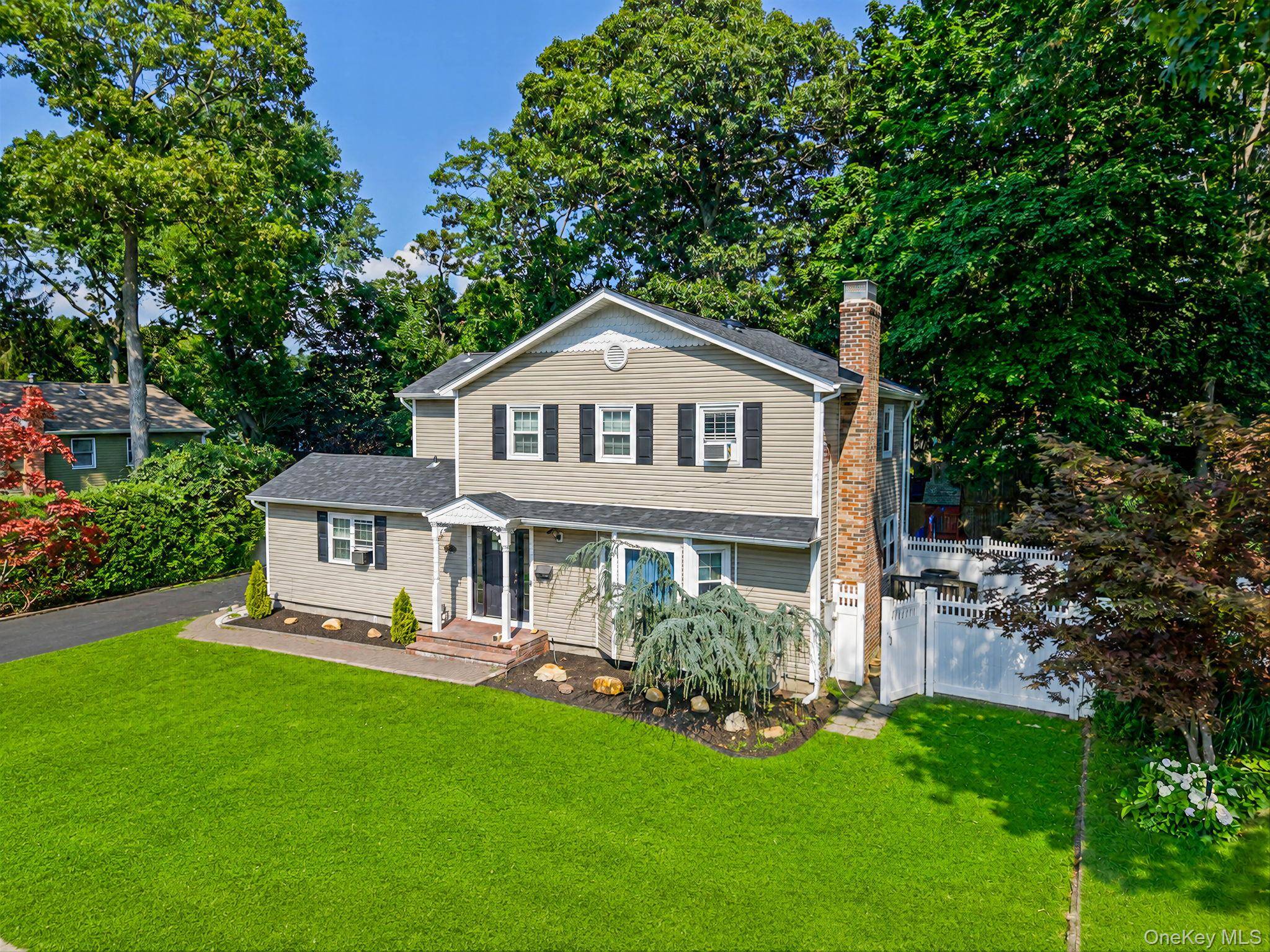 15 Jamar LN, Lake Ronkonkoma, NY 11779