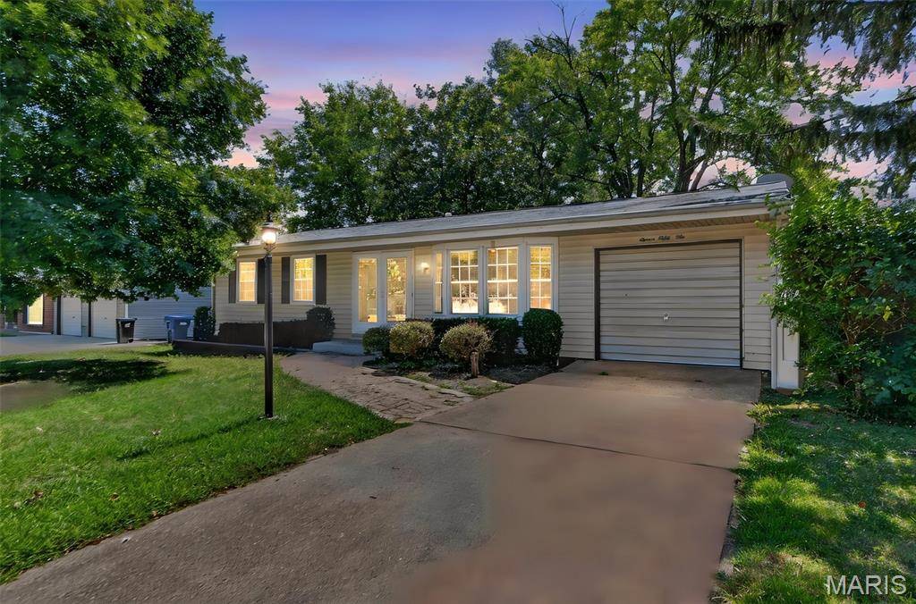1132 Burgundy LN, Ballwin, MO 63011