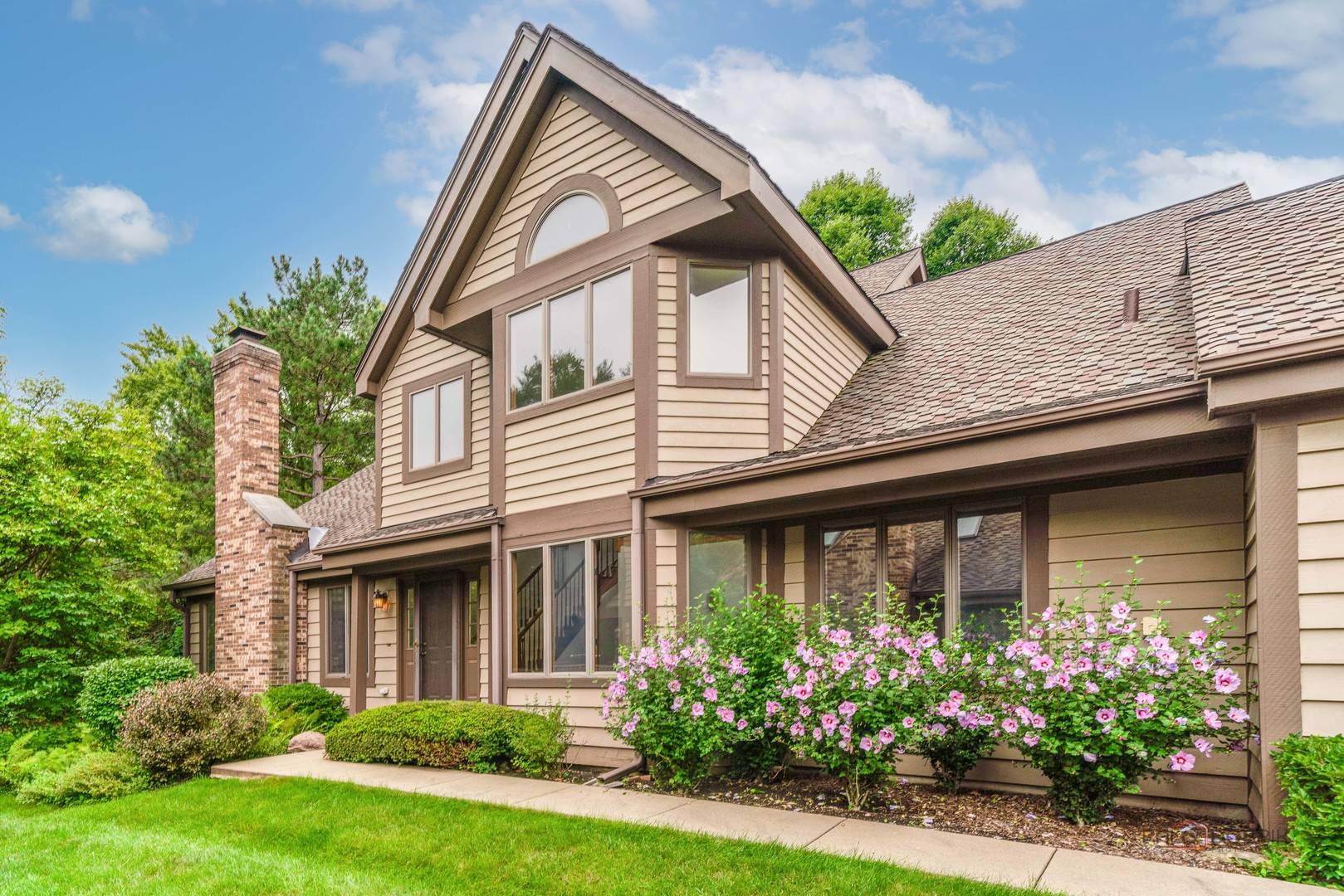 1902 Forest Creek LN #1902, Libertyville, IL 60048