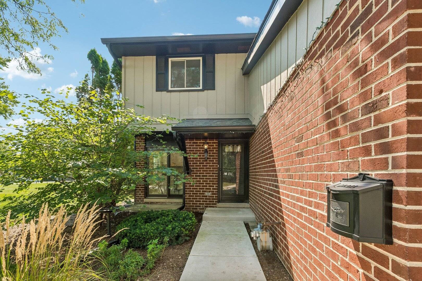 1326 Loughborough CT, Wheaton, IL 60189
