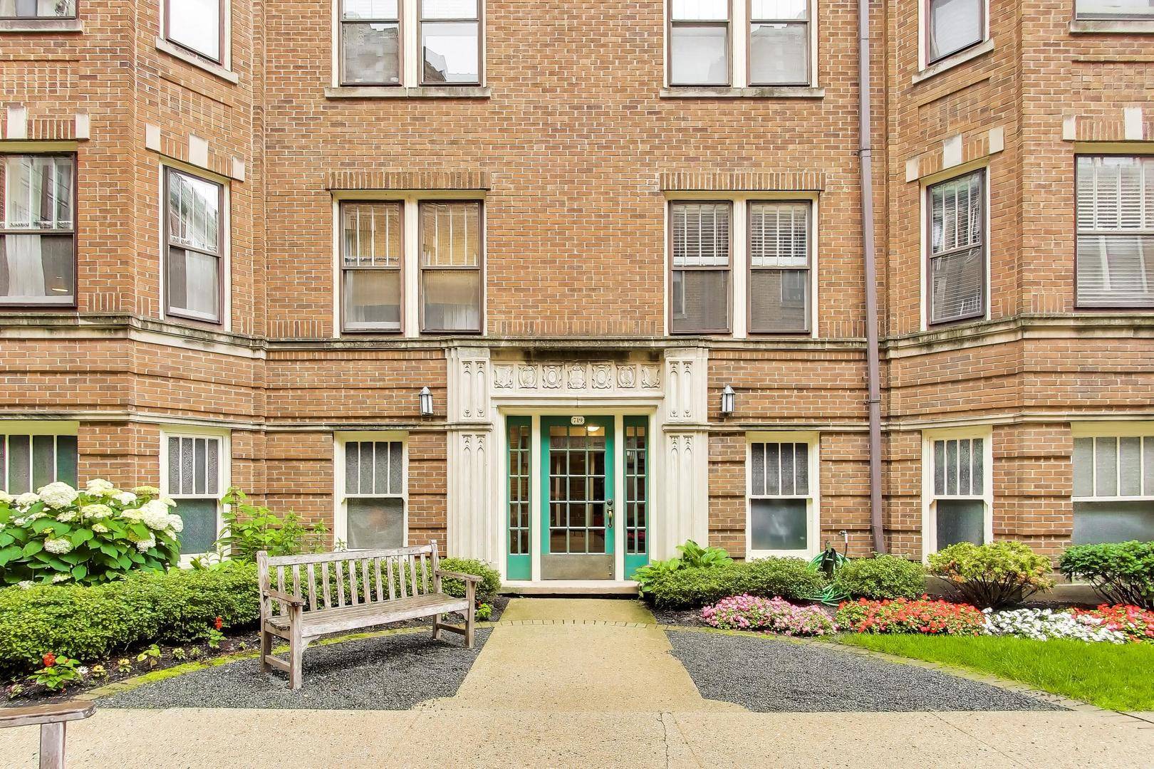 719 Hinman AVE #1W, Evanston, IL 60202