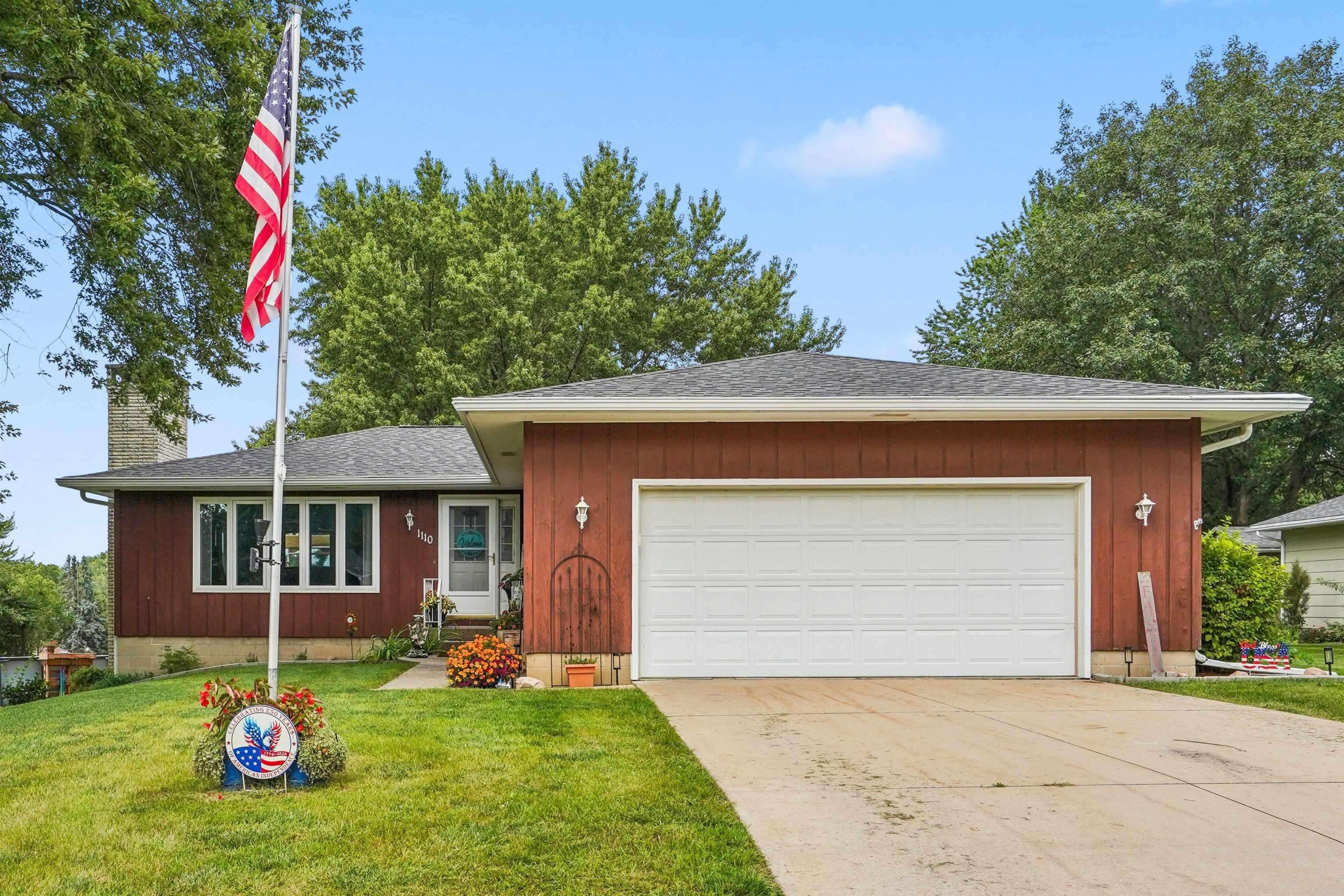1110 NW Ridgewood BLVD, Waverly, IA 50677
