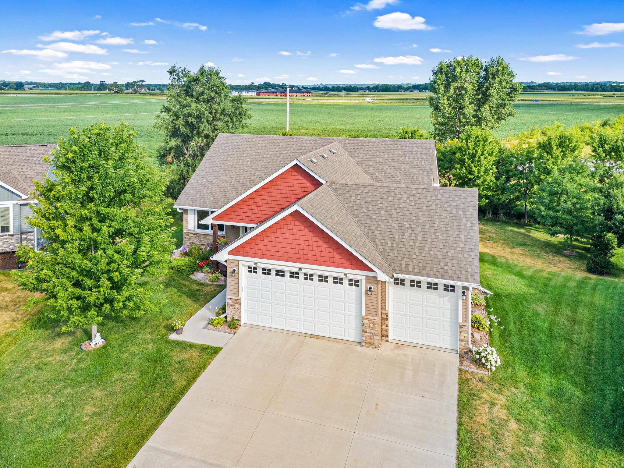 914 Prestwick DR, Belle Plaine, MN 56011
