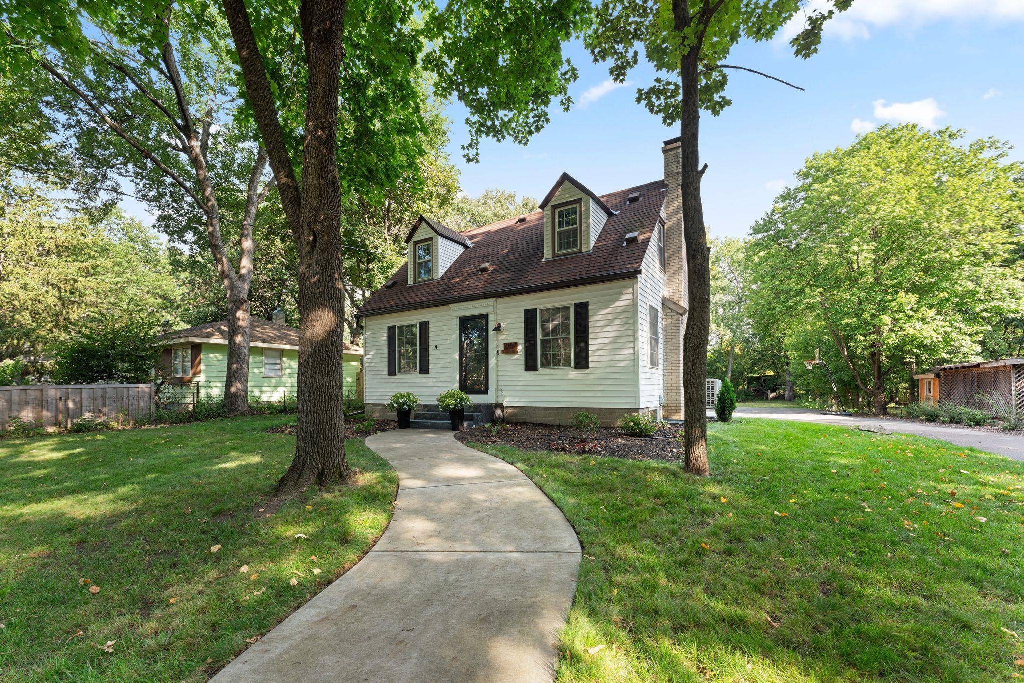 2757 Sherwood RD, Mounds View, MN 55112