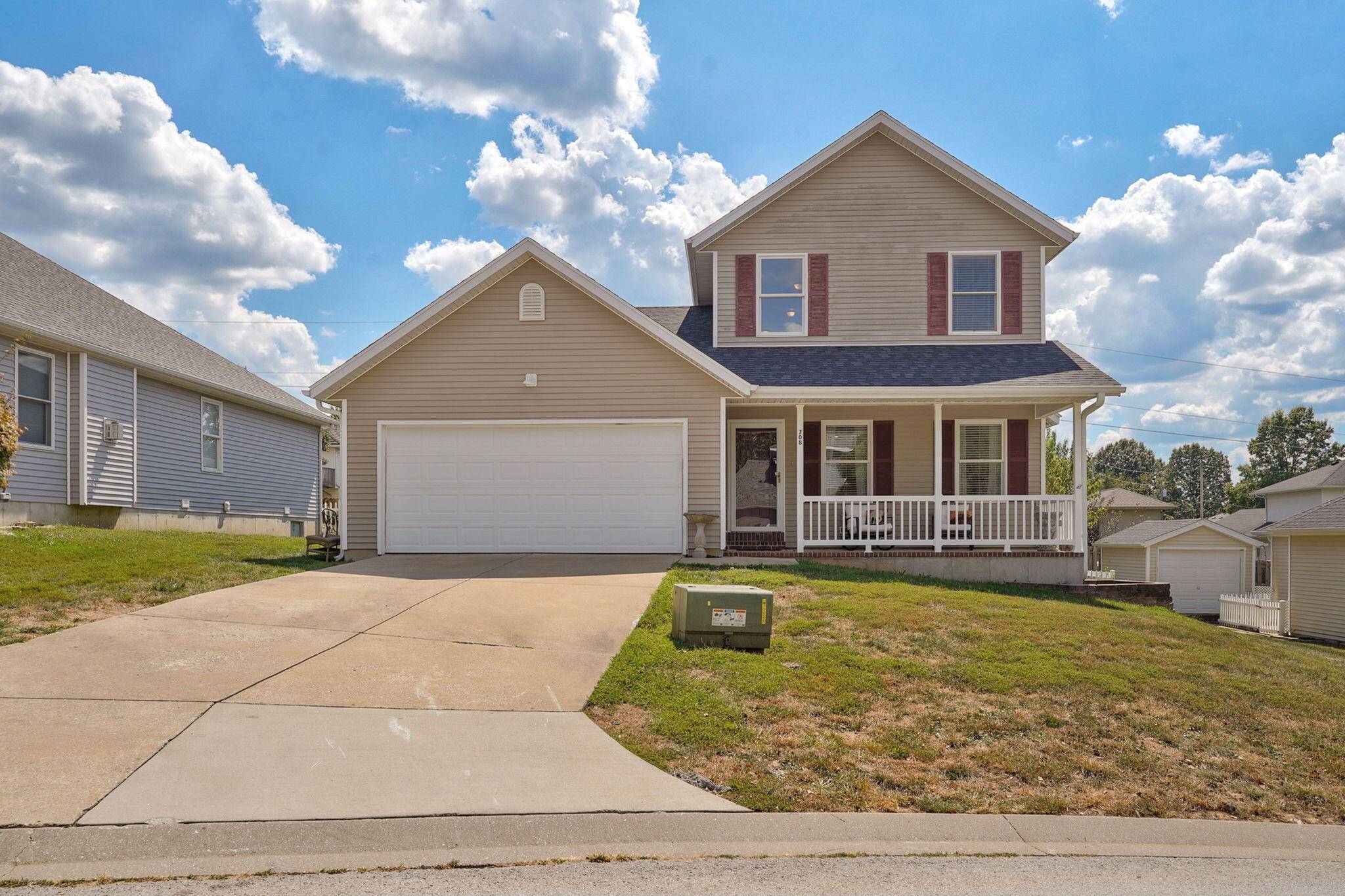 708 E Saint Charles ST, Ozark, MO 65721