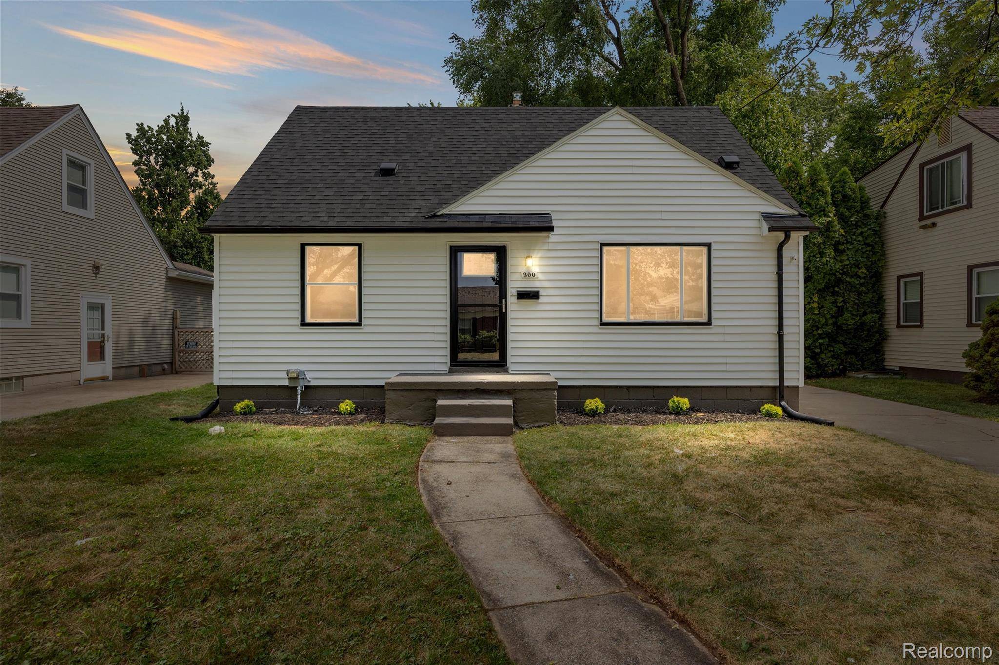 300 N Edgeworth AVE, Royal Oak, MI 48067