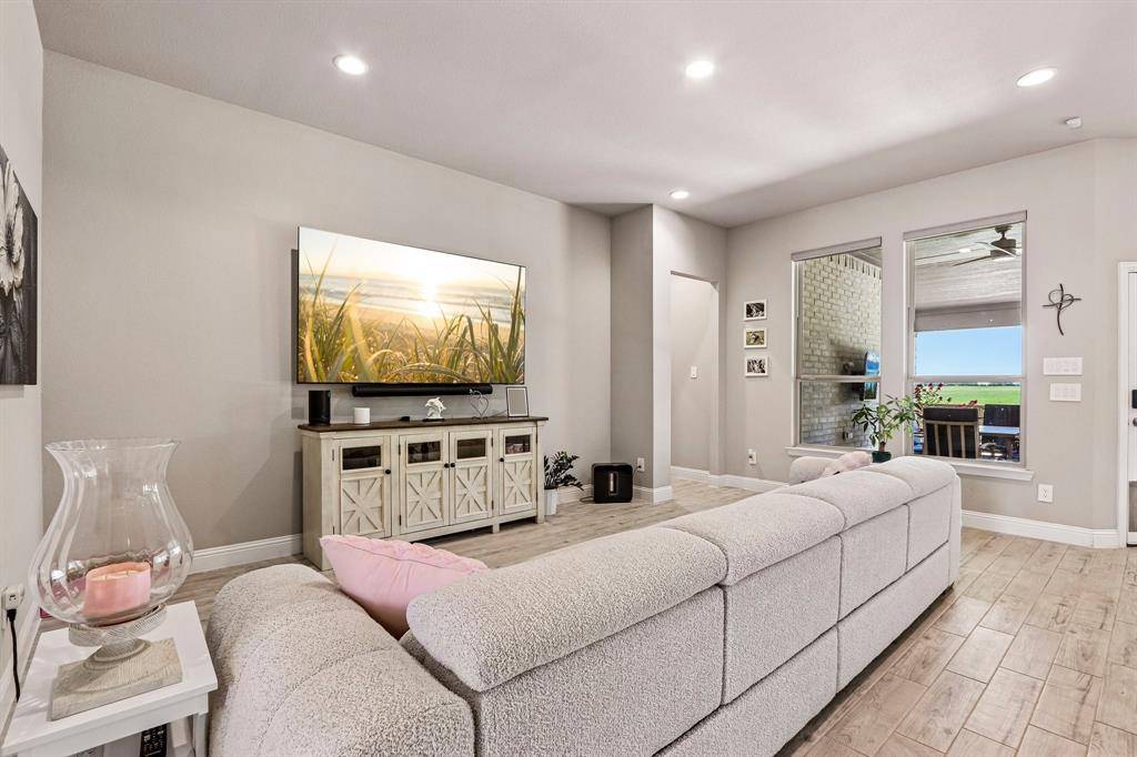 1077 Fleetwood Drive, Justin, TX 76247