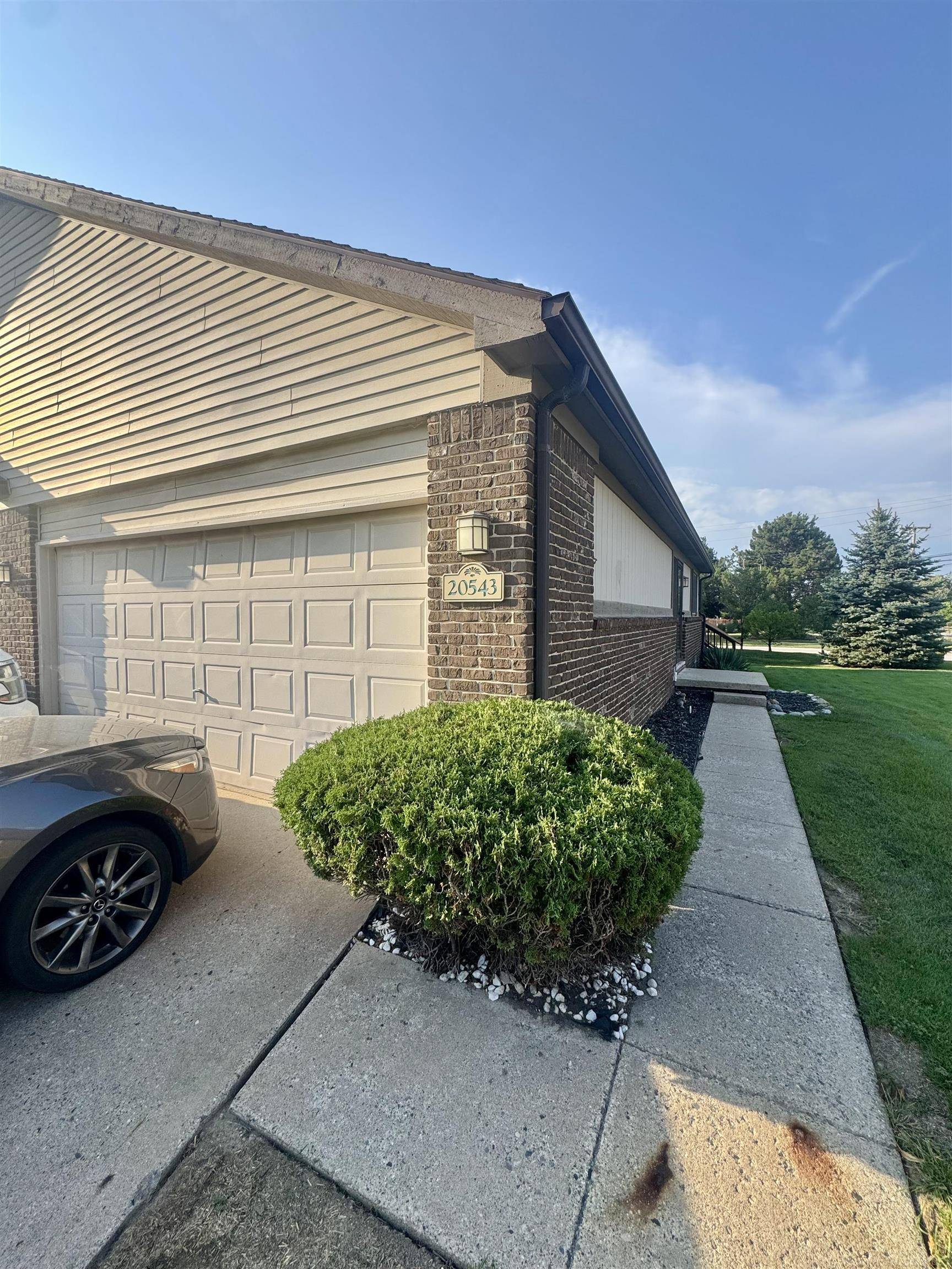 20543 Brandonwood DR, Clinton Twp, MI 48038