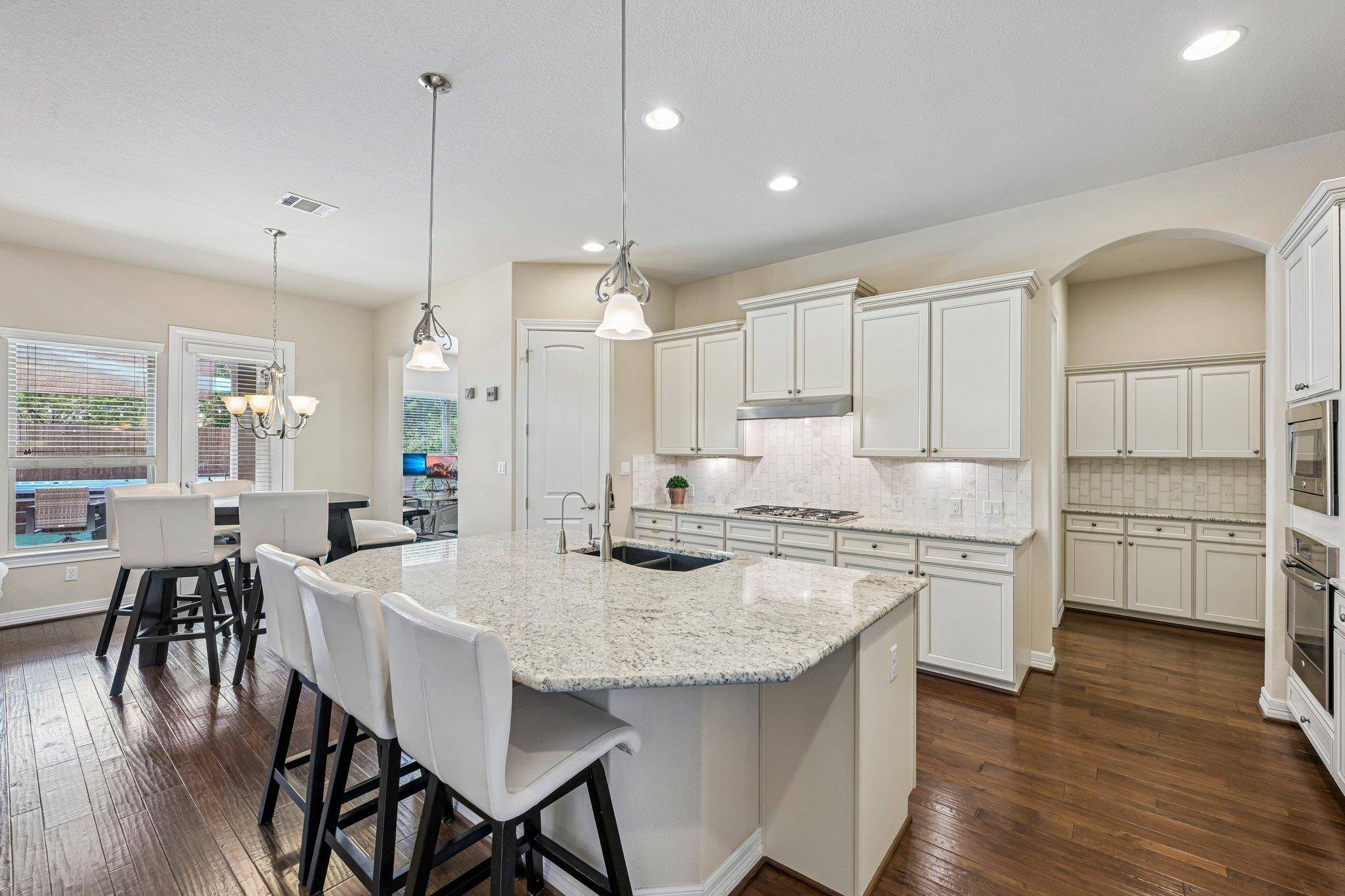 213 Lake Como DR, Lakeway, TX 78734