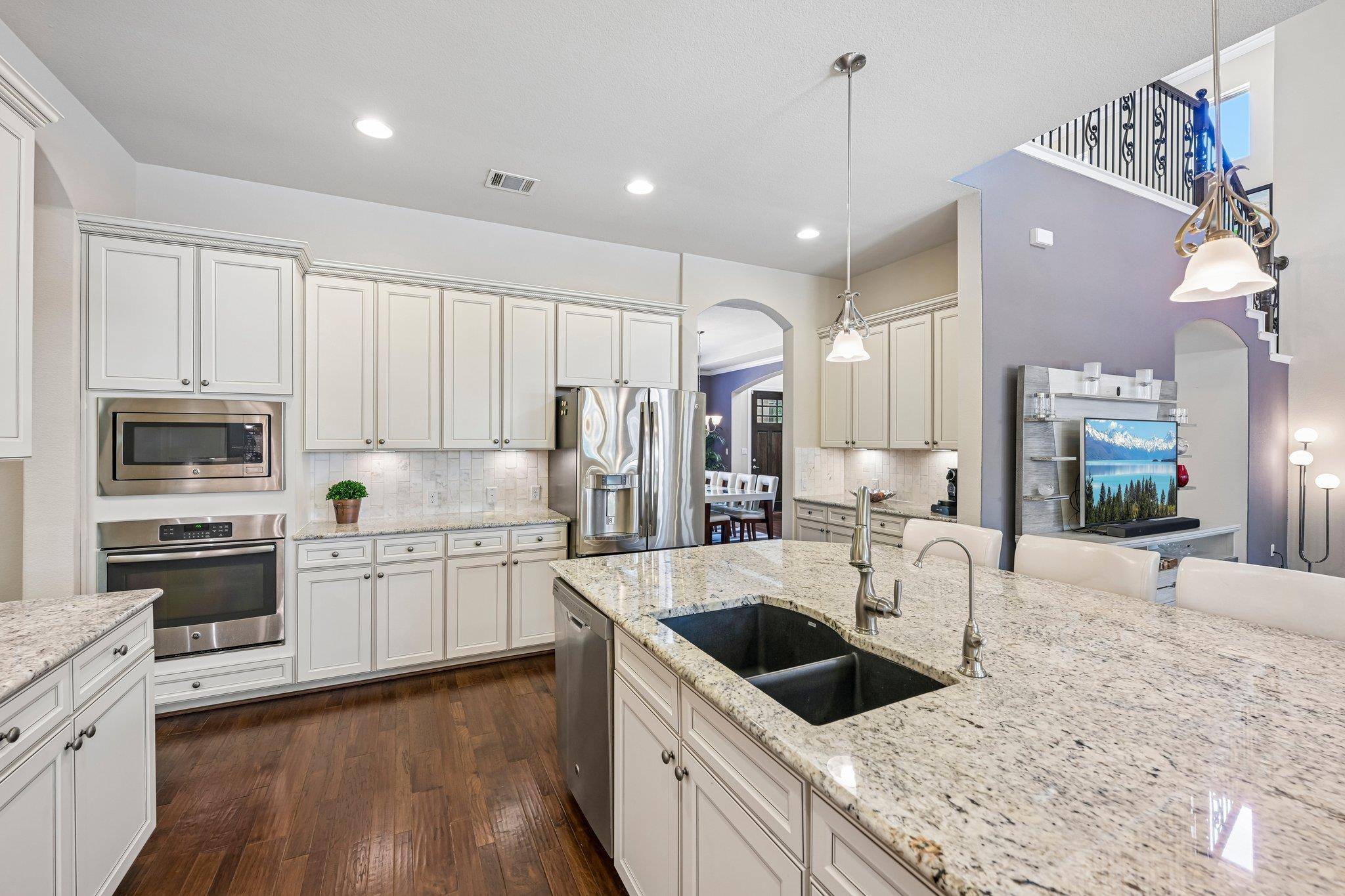 213 Lake Como DR, Lakeway, TX 78734