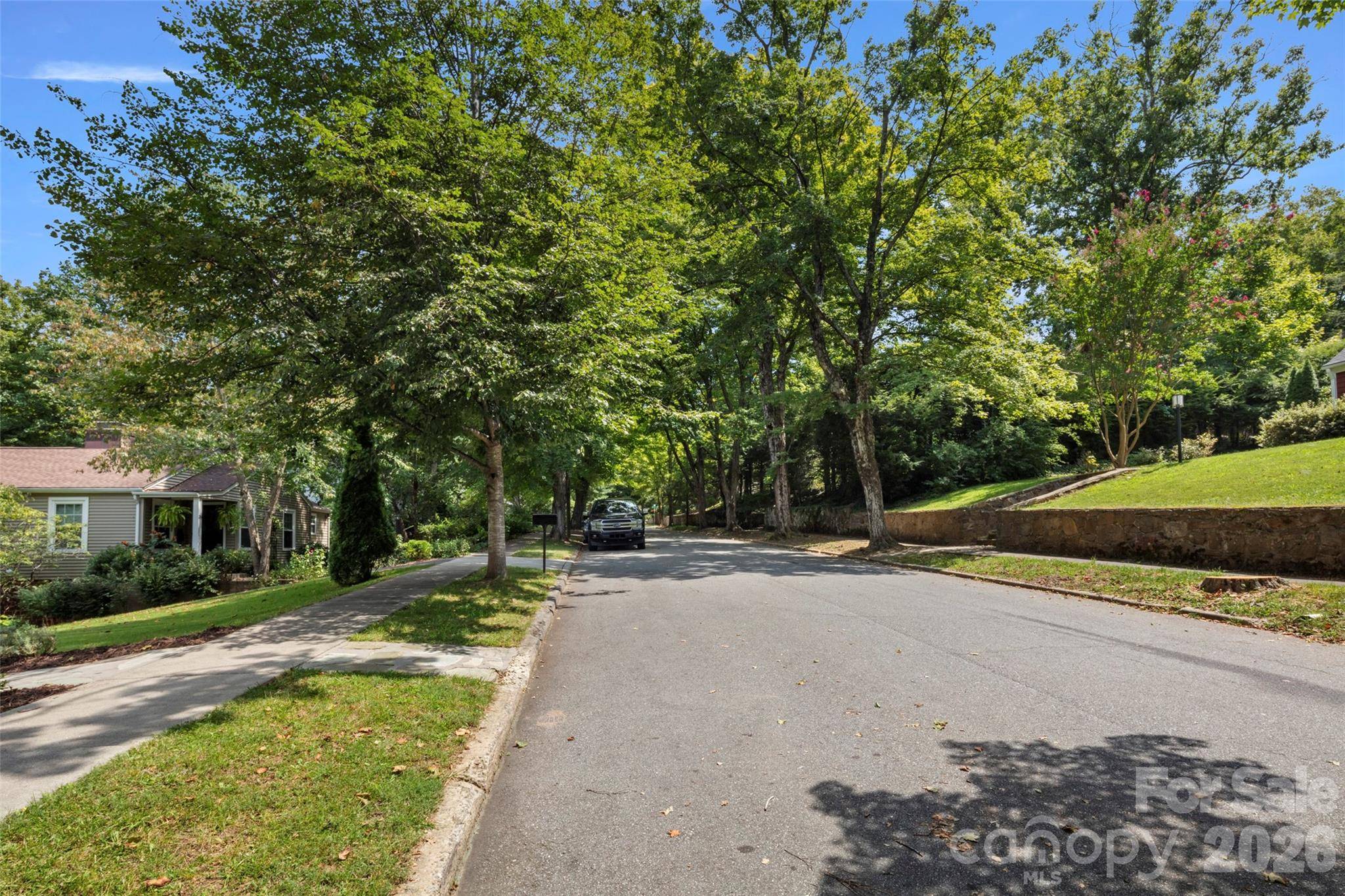 33 Maywood RD, Asheville, NC 28804