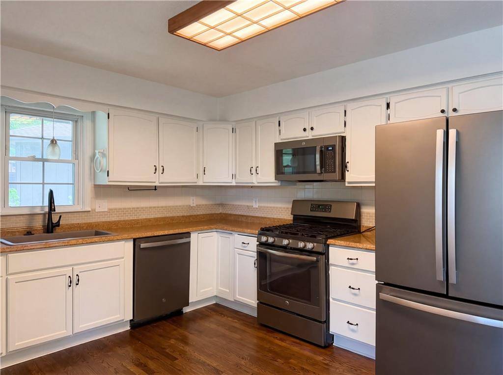 1913 Grant CIR, Blue Springs, MO 64014