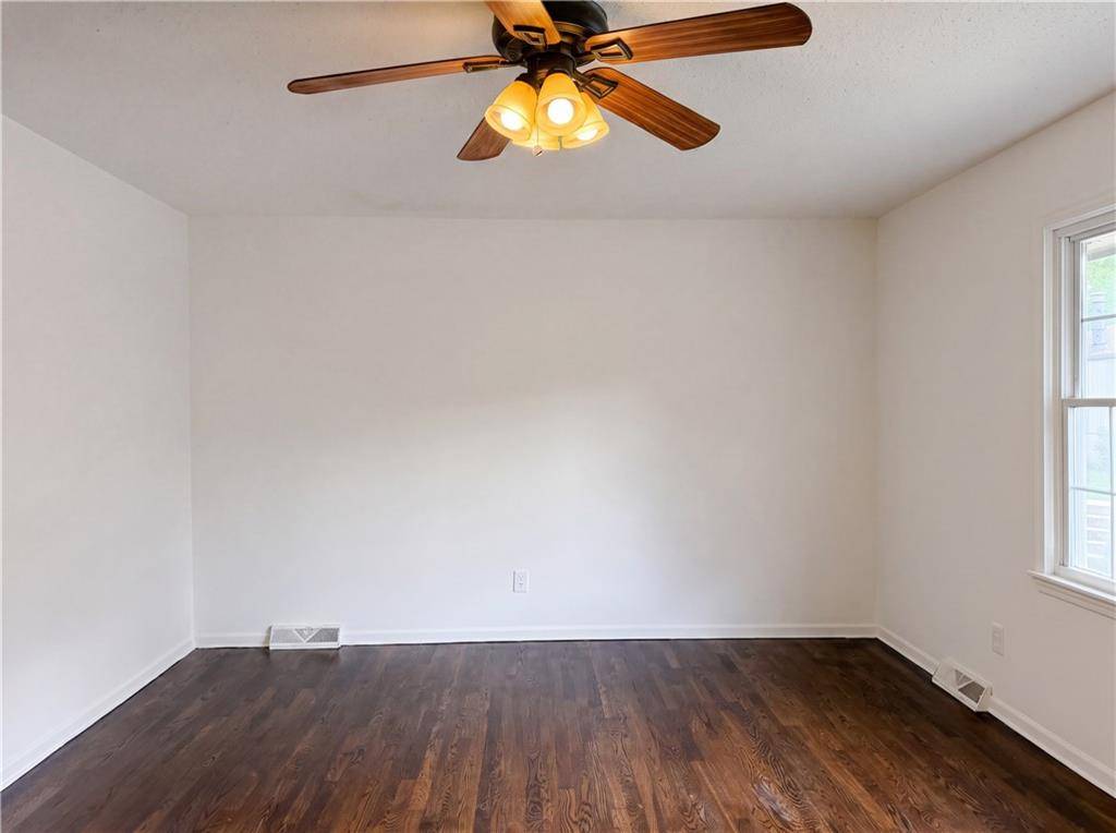 1913 Grant CIR, Blue Springs, MO 64014