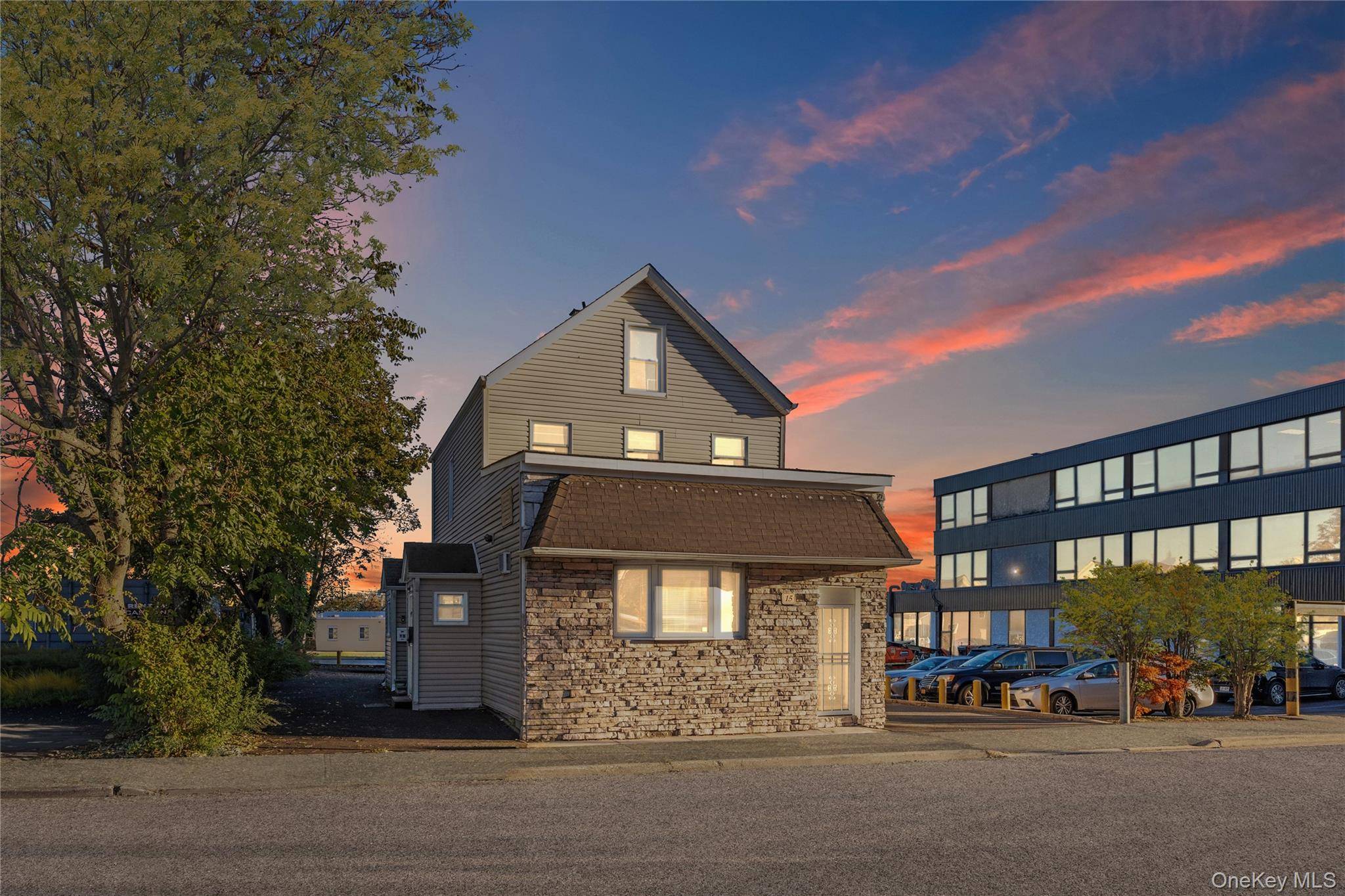 15 E Carl ST, Hicksville, NY 11801