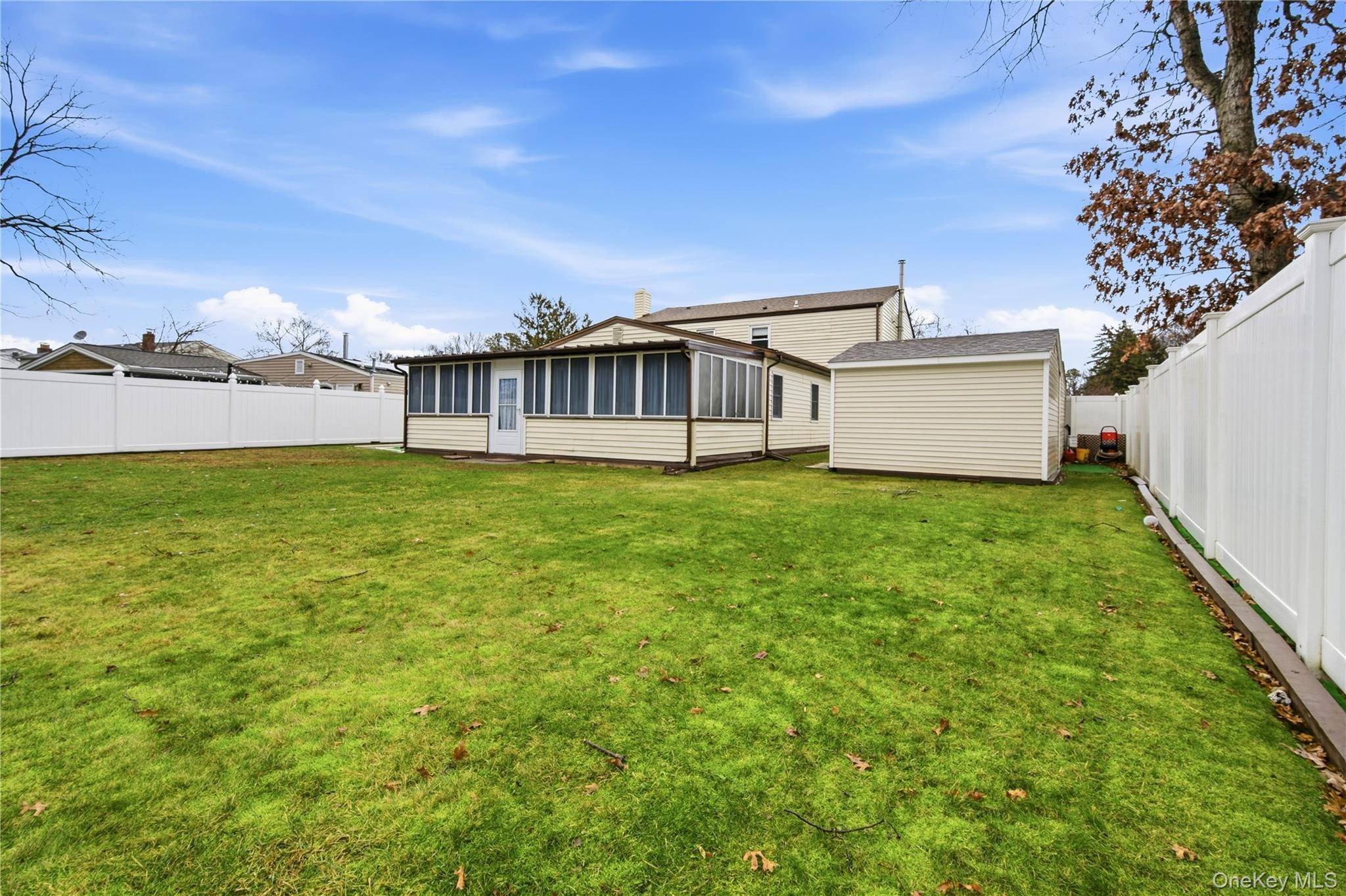 384 SINGINGWOOD DR, Holbrook, NY 11741