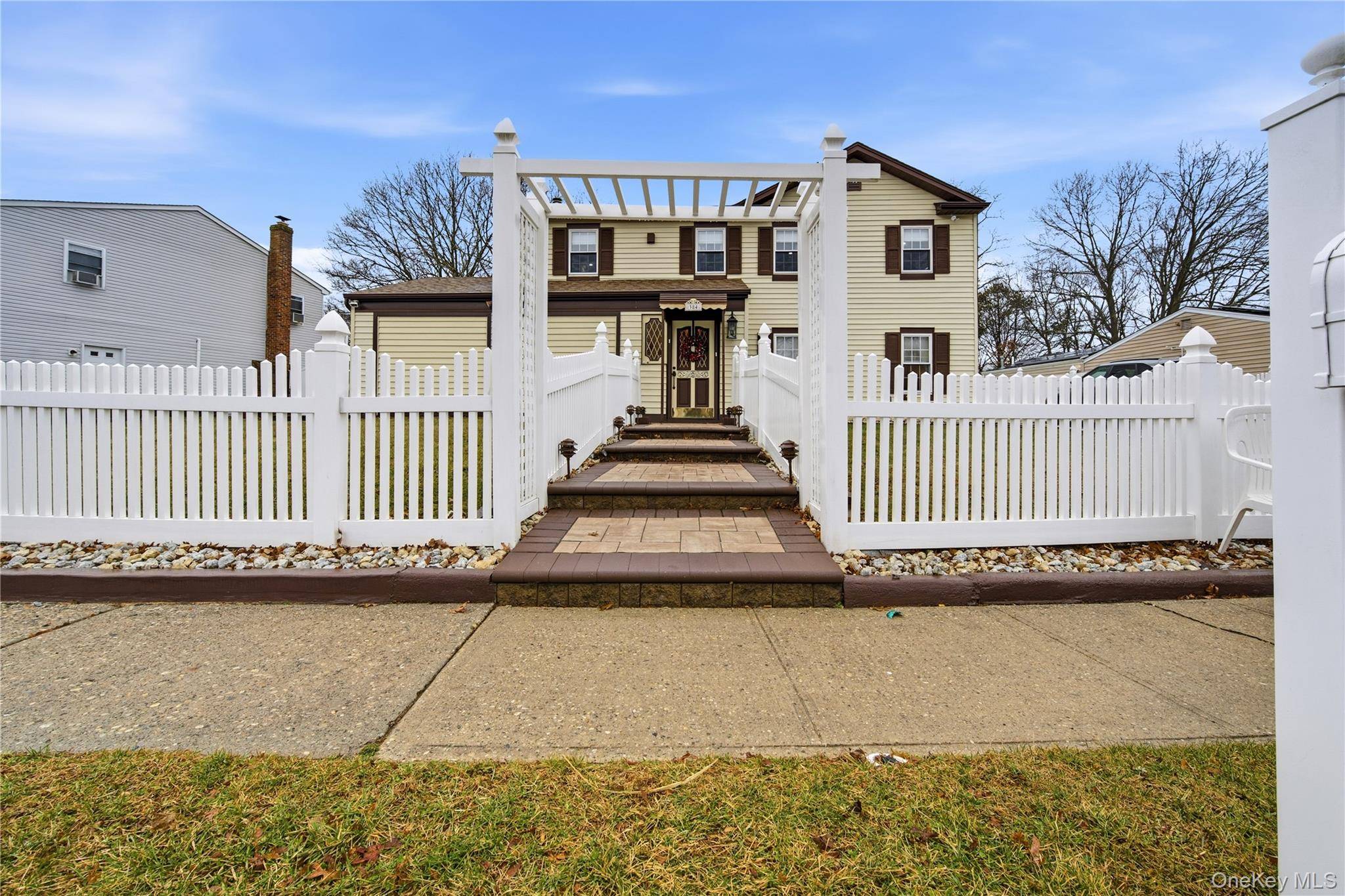 384 SINGINGWOOD DR, Holbrook, NY 11741