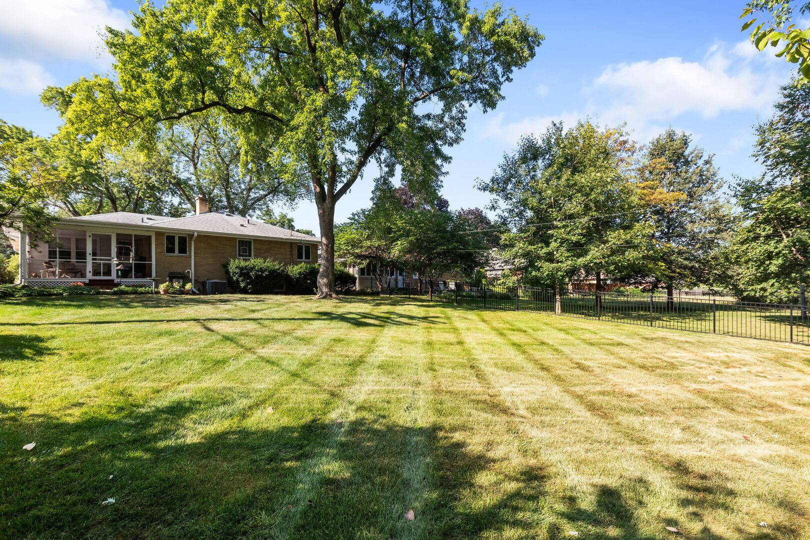 116 Sturtz ST, Barrington, IL 60010