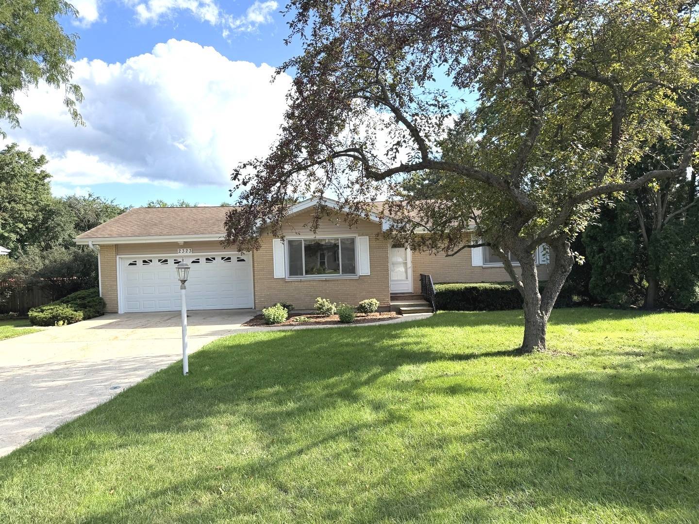 2323 Carriage LN, Lindenhurst, IL 60046