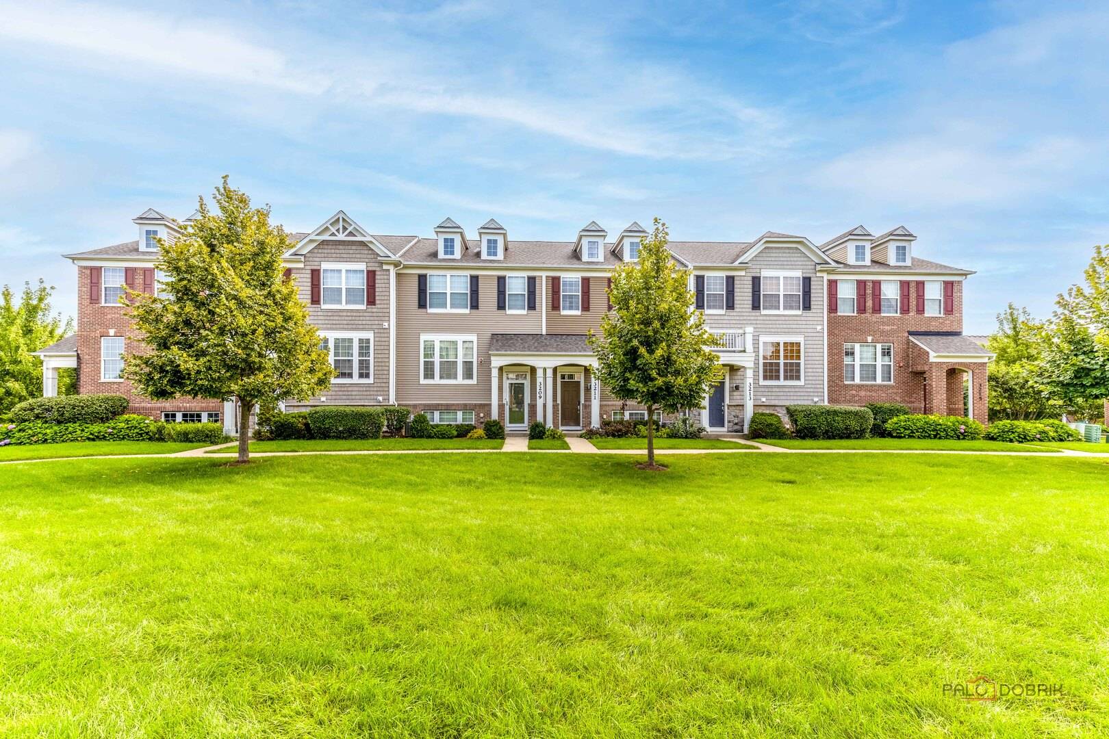 3211 Coral LN, Glenview, IL 60026