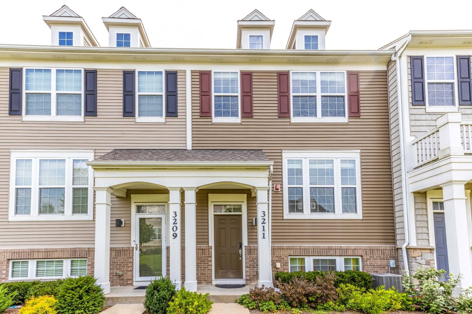 3211 Coral LN, Glenview, IL 60026