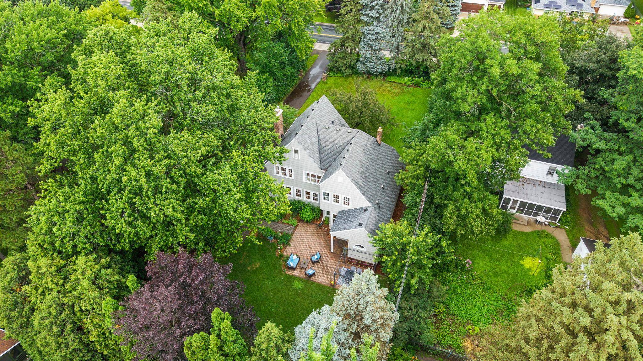 1244 Roselawn AVE W, Roseville, MN 55113