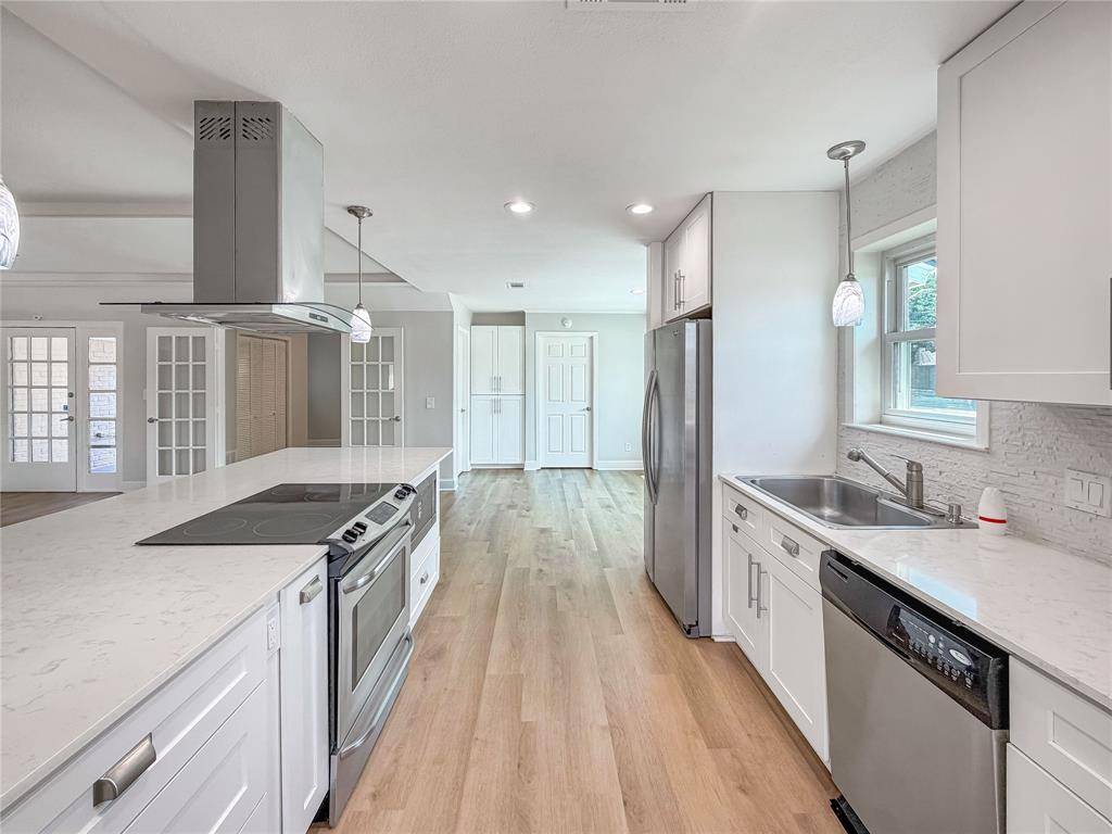 100 W Pleasantview Drive, Hurst, TX 76054