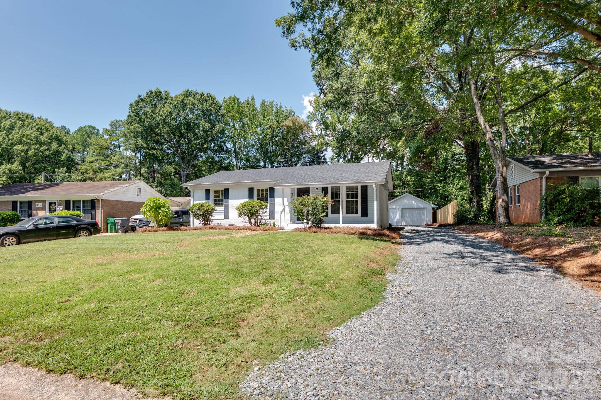 823 Farmcrest DR, Charlotte, NC 28206