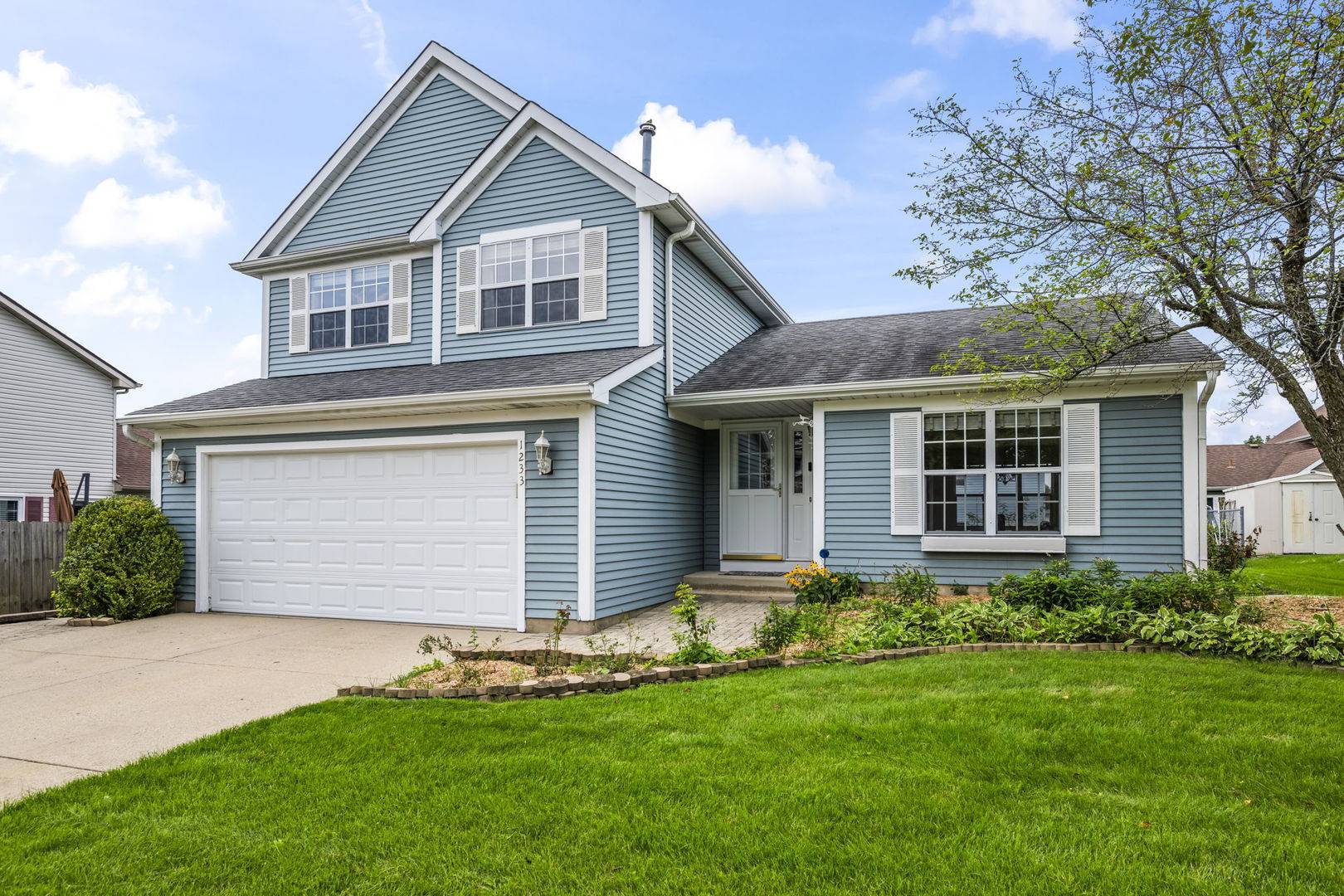 1233 Old Timber CT, Hoffman Estates, IL 60192