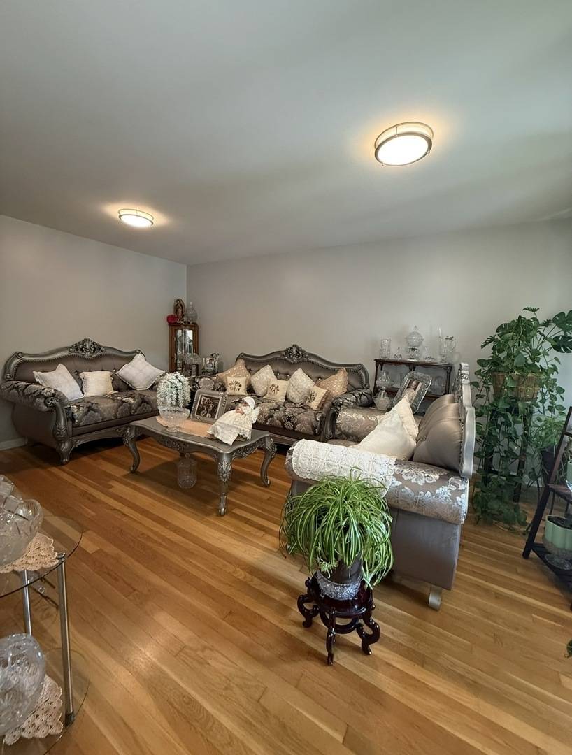 8207 S Kostner AVE, Chicago, IL 60652