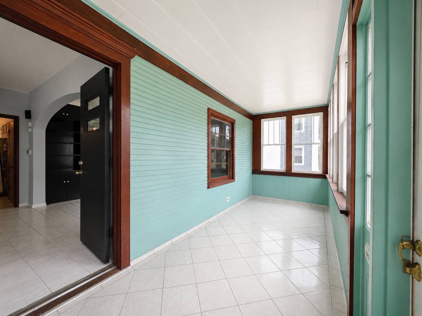 506 Barrett ST, Elgin, IL 60120